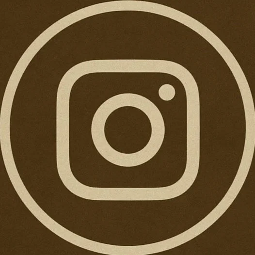 Logo de Instagram en fondo marrón