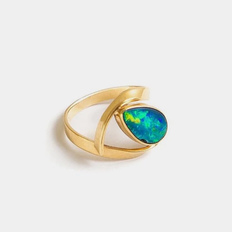 Vintage 9ct yellow gold ring with Coober Pedy opal doublet and twisted sculptural band – Signature Vintage