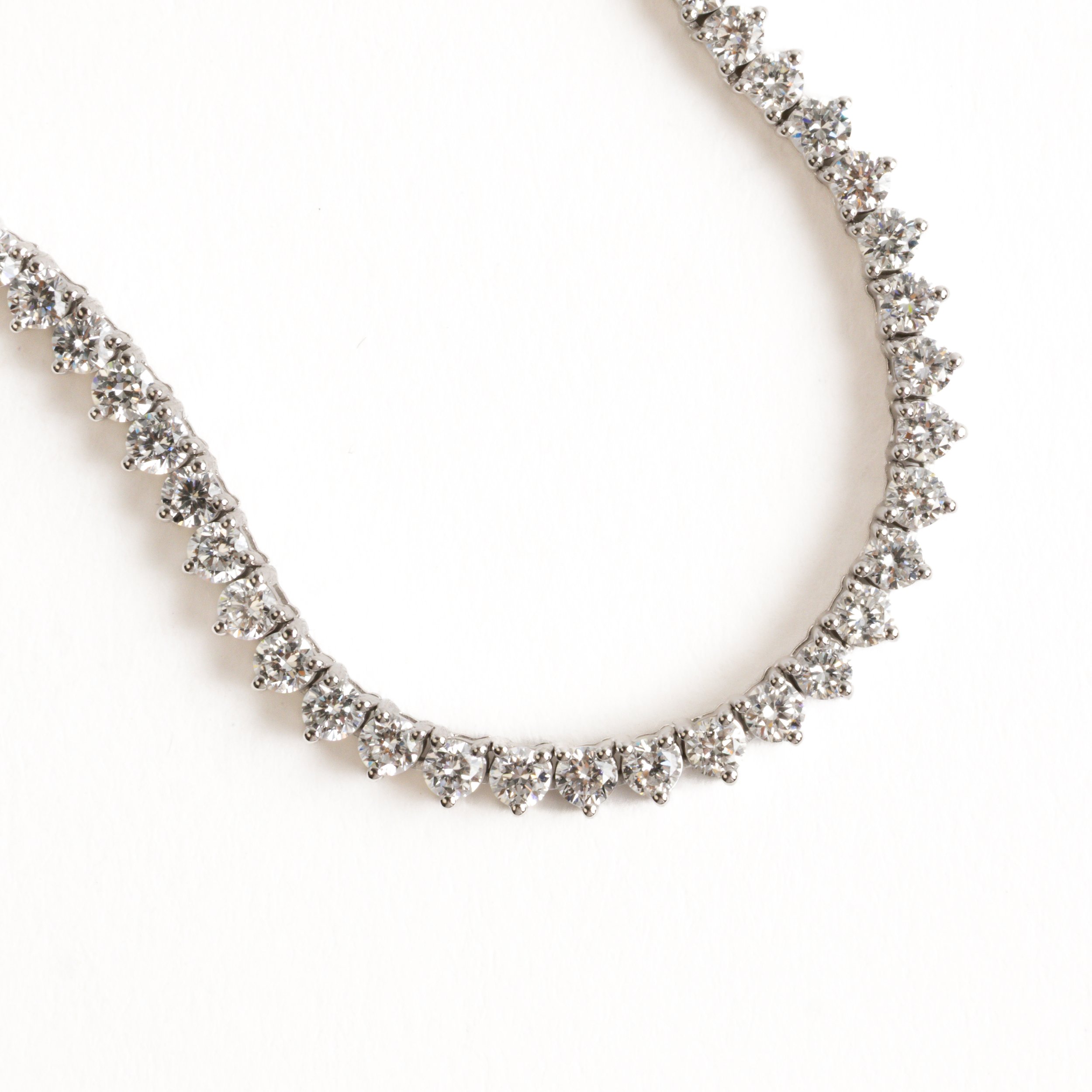 ILA Tennis Necklace in 9k white gold with approx. 2.3mm FG/VS lab-grown diamonds in a delicate elevated 3-prong setting — refined and modern.
