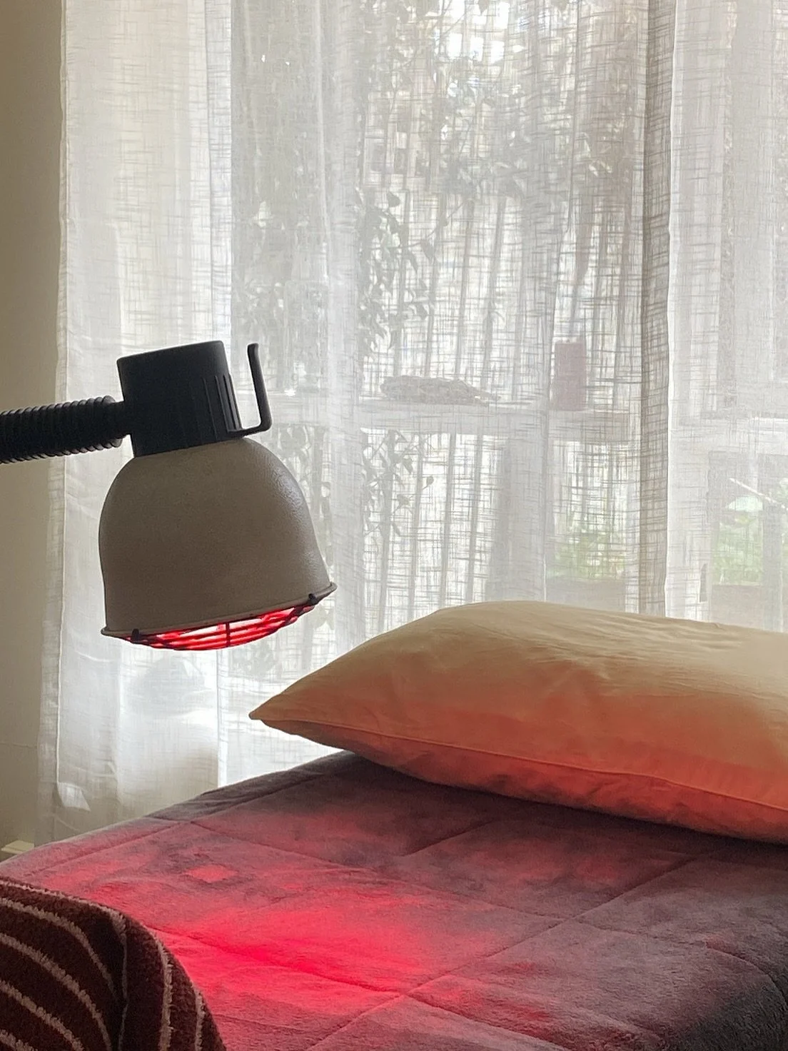 Me + heat lamps = 🩶

Infrared heat lamp therapy has many benefits in addition to keeping you nice and toasty during your treatment.

Benefits include: improving circulation of qi and blood, alleviating pain, soothing muscles and dispelling cold and 