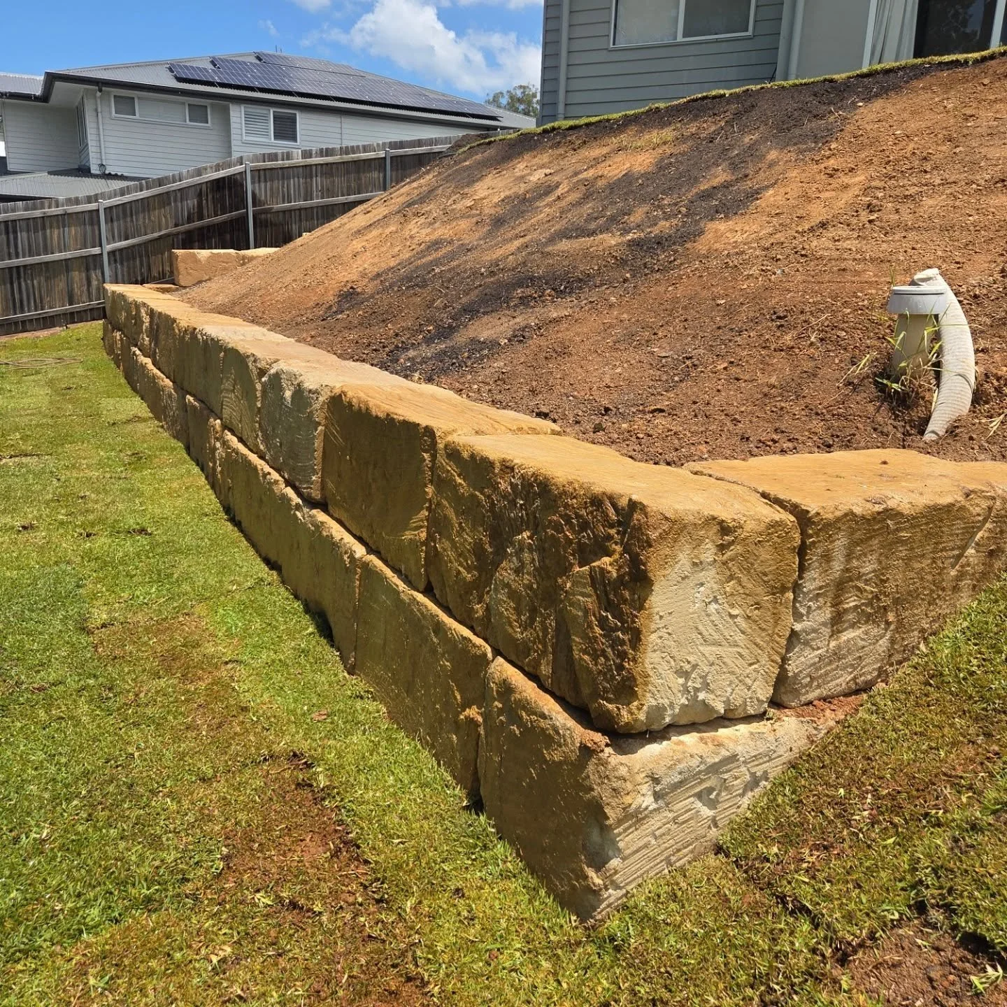 ❗️Backyard Blitz❗️

It was a pleasure making Kirralee and Isaac's yard levelling vision a reality. This backyard is now alot more manageable and enticing to use.

A cost effective approach has been adopted by utilising a small sandstone wall and batt