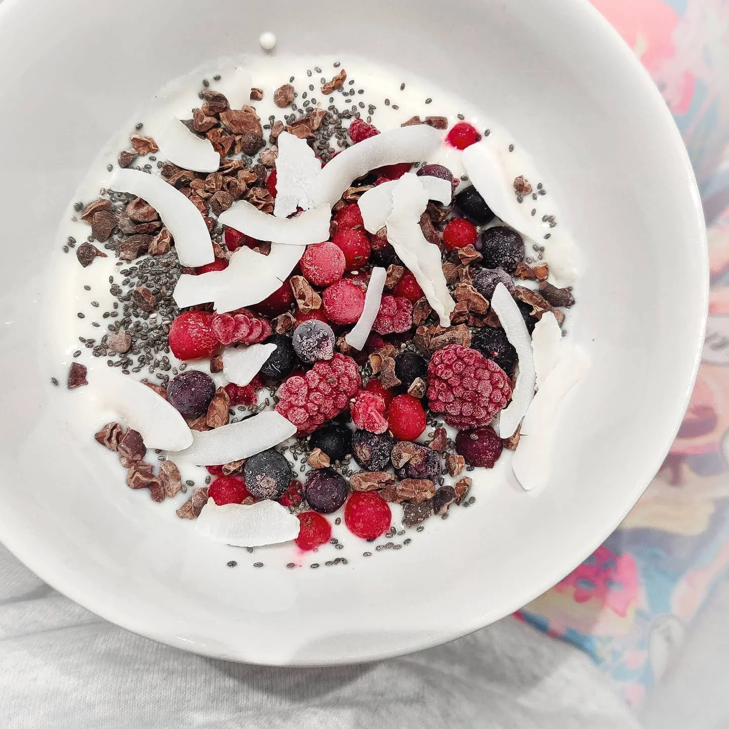 ✨snackin' 😋

Anyone else been known to graze? There's nothing better than a good snack in my opinion.

🔹Alpro yoghurt 
🔹Frozen berries 
🔹Chia seeds
🔹Cacao nibs
🔹Coconut flakes

Cacao nibs are great for adding crunch. Next up - granola! 

I'm go