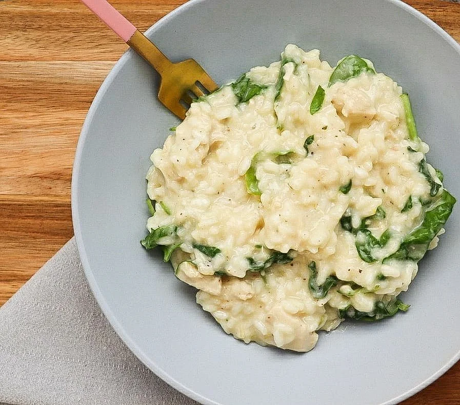 Risotto is possibly one of my favourite dishes! My amazing friend @fandingacatarina taught me this one &hearts;️ 

This recipe can be tweaked to make it strictly low fodmap..or it's flexible if you'd rather add/avoid certain ingredients based on your