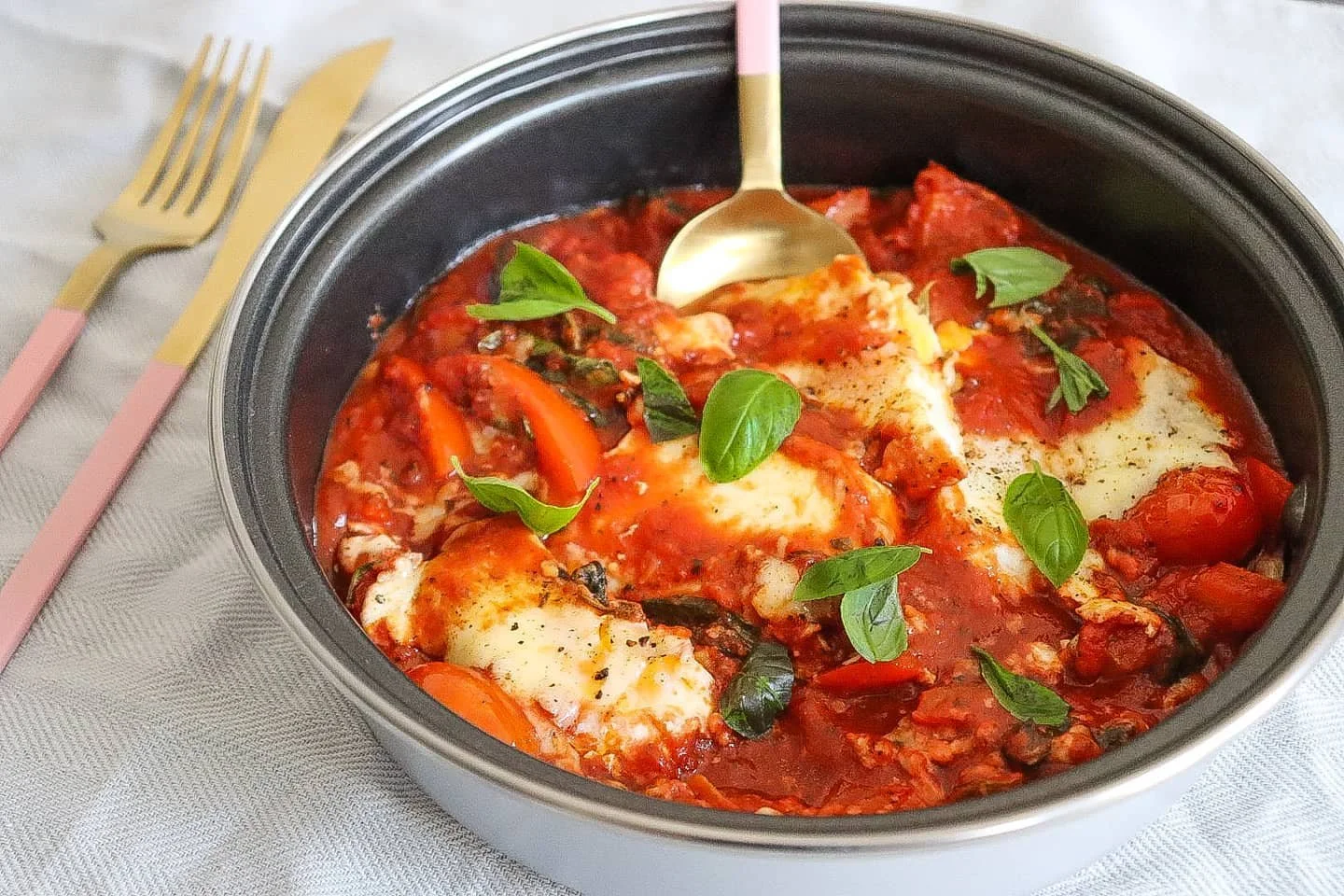 Tomato baked eggs 🤤 

Another very easy yet satisfying one.

There's so many ways to make this dish. This is what I've done in the past to make it both low fodmap, and  friendly on my stomach.

 I just used whatever was in my fridge by the way (you'