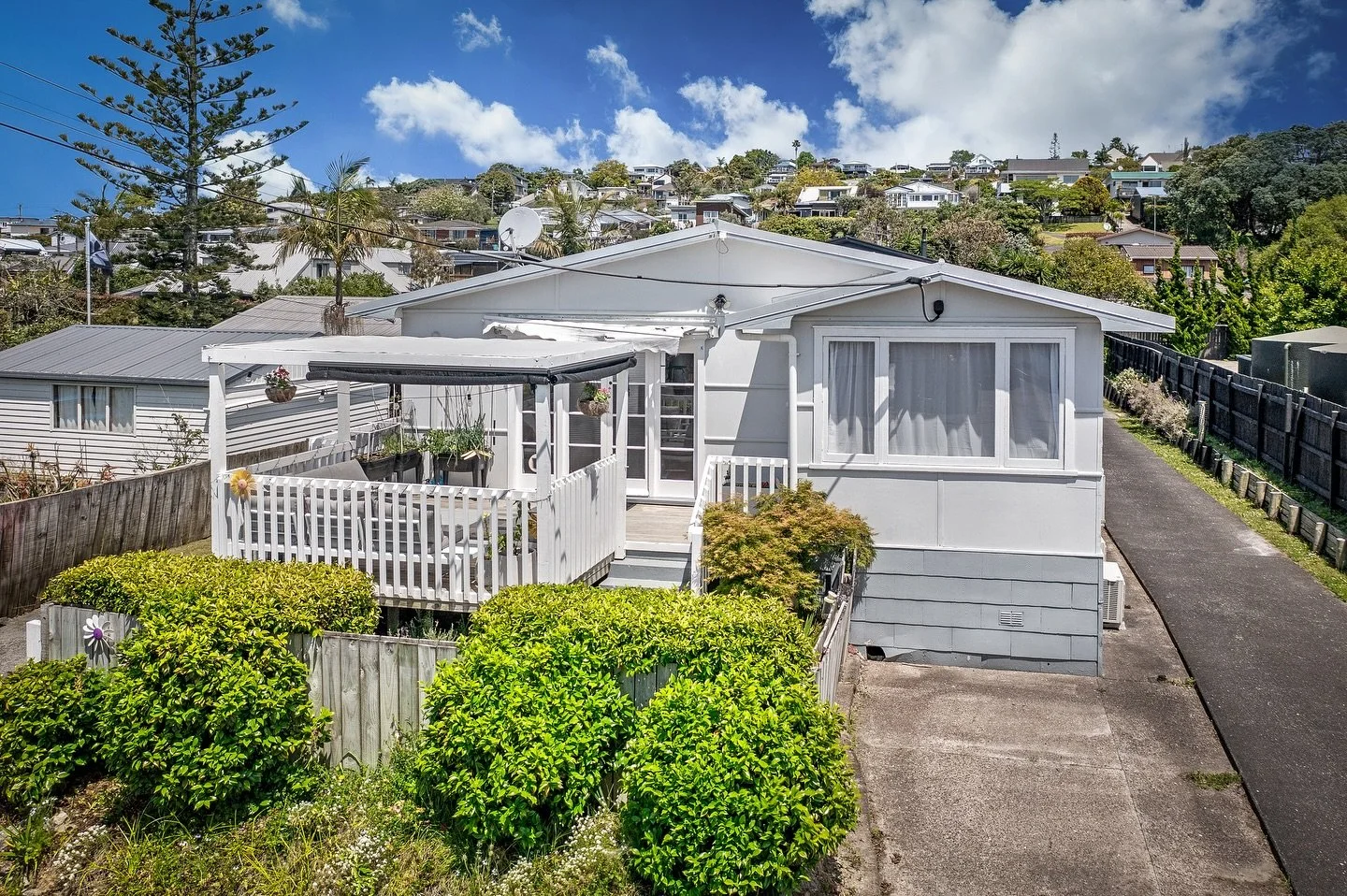 🔥 Off Market 🔥 | Stanmore Bay 
3 BED | 1.5 BATH | 3 CAR

Delightful single-level bungalow

- Light-filled living spaces with great indoor-outdoor flow
- Short walk to Stanmore Bay Beach, park and leisure centre
- In zone for Whangaparaoa College an