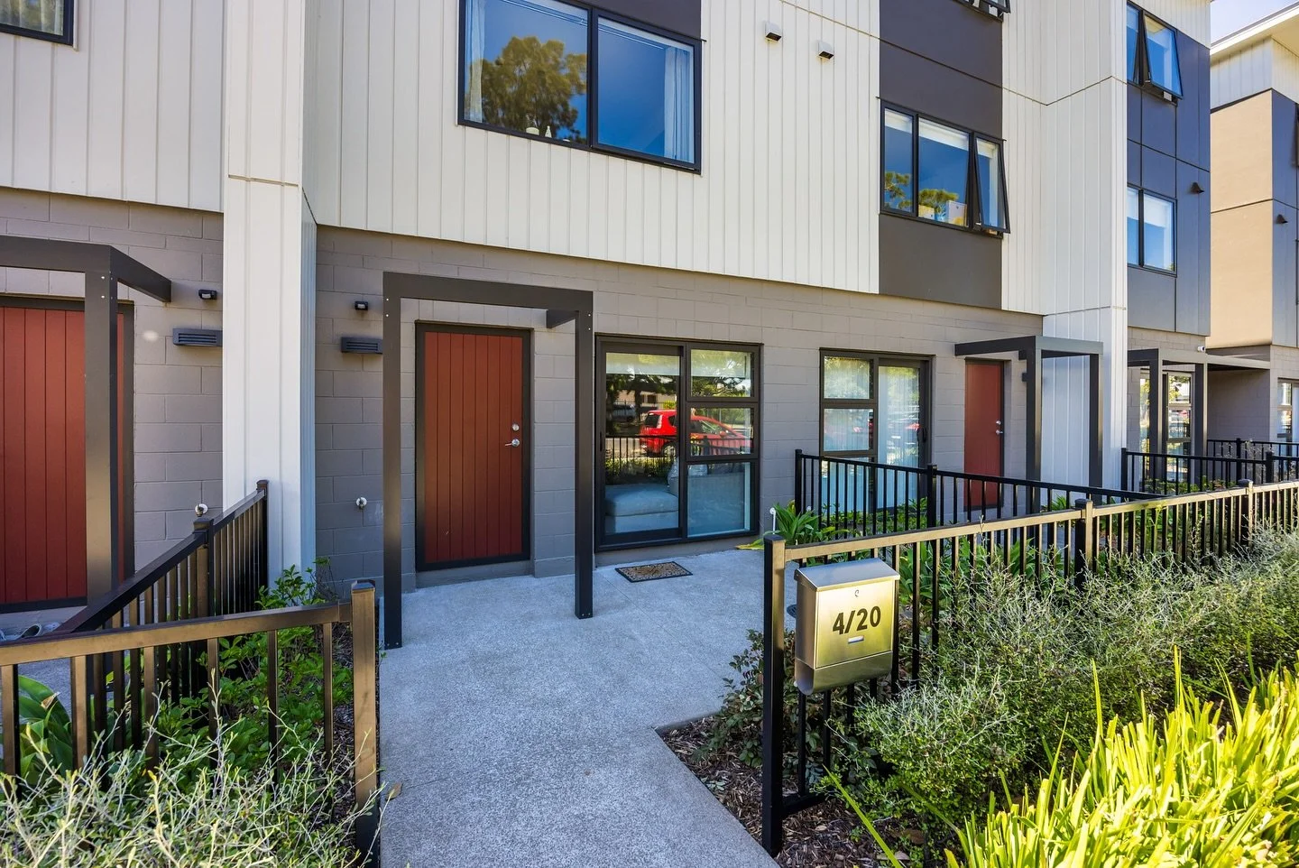 🔥 Just Listed 🔥 | 4/20 Bader Drive, Mangere

1 BED | 1 BATH | 2 YEARS OLD

Declared reserve Auction - $399,000 - Thursday 31st of July

https://www.cooperandco.co.nz/listing/l35474766-4-20-bader-drive-mangere-nz-2022

Key Features:
&bull; High qual
