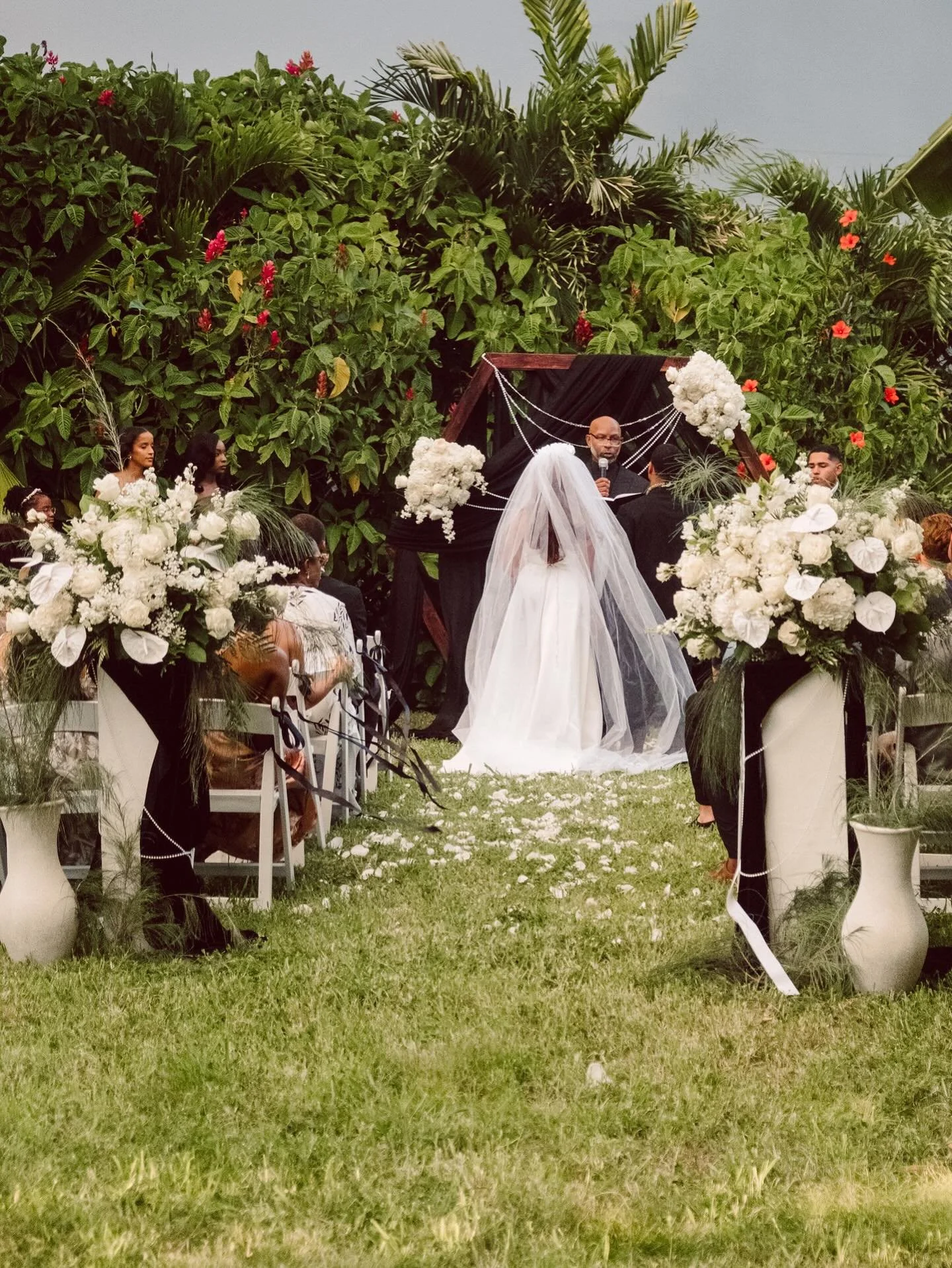 The Crim&rsquo;s wedding ceremony set up 10.19.25 @kapilagardens 🤍 @ashontecrim
.
.
.
@jharamei 
@dennis_dinyer