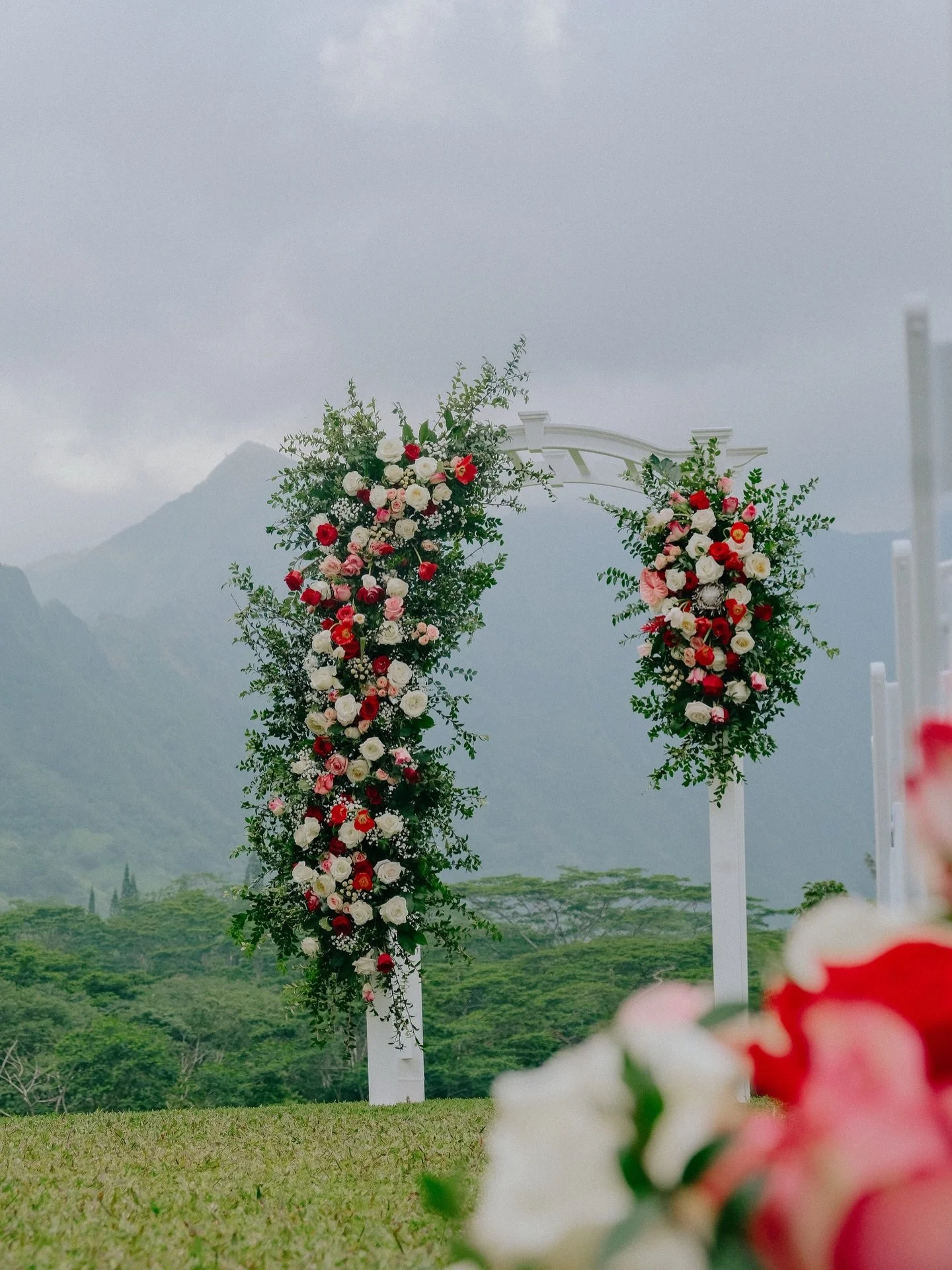 A stunning Ceremony at Ko&rsquo;olau Ballrooms. 
Venue: @koolauballrooms 
Flowers: @yourstoryeventshawaii 
&bull;
&bull;
&bull;
&bull;
#weddingflowershawaii #hawaiiweddings #hawaiiweddingflorist