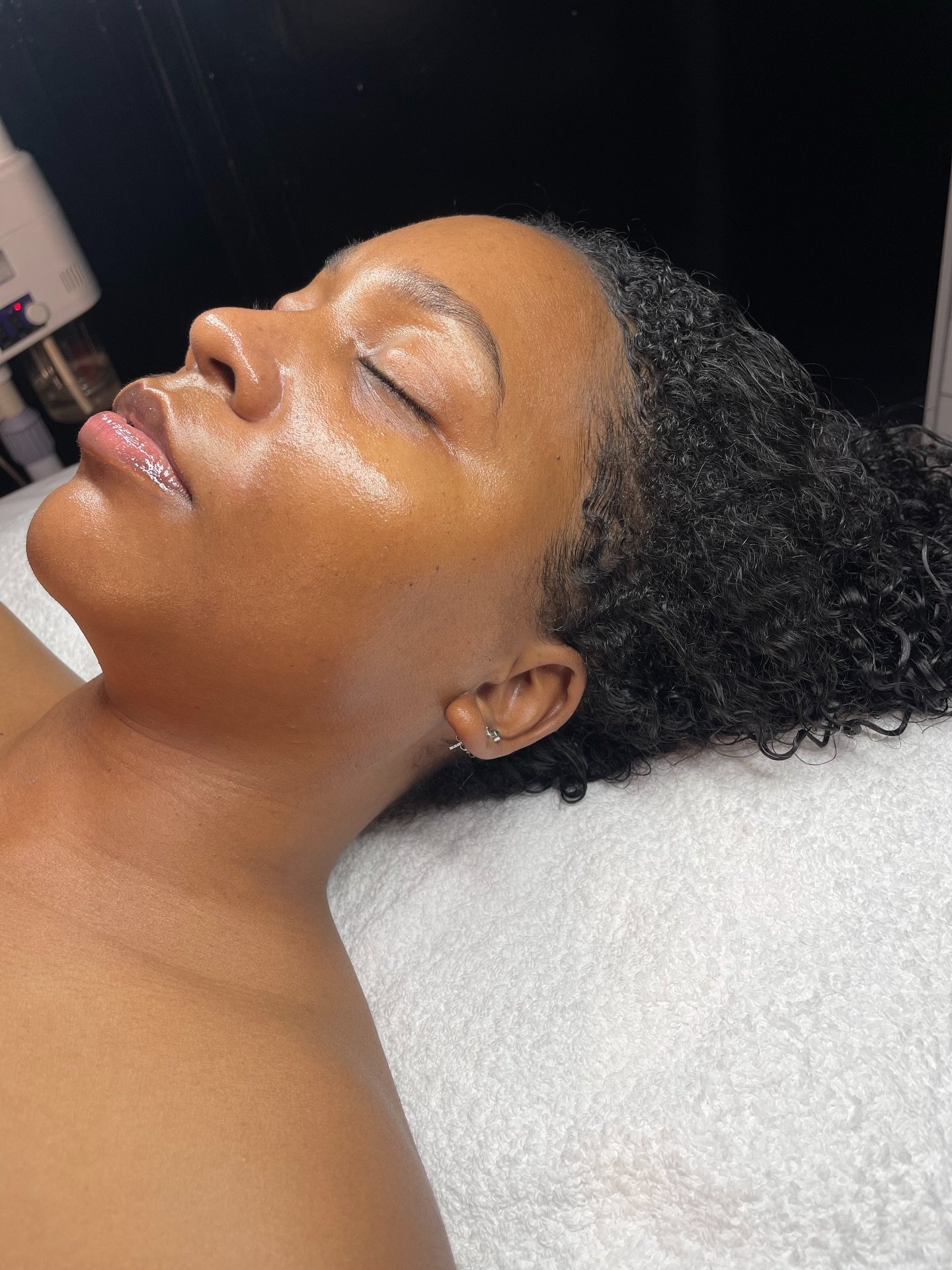 Soft skin, calm mind. 

This is intentional skincare 🖤

-
#SDB #sharikaydenisebeauty #skinbyshari