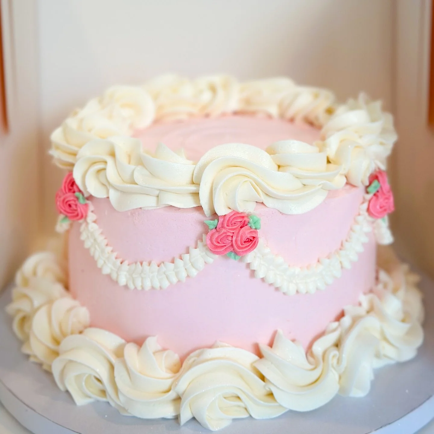 Pretty in pink💕

Chocolate Cake &bull; Raspberry Filling &bull; Vanilla Buttercream

#nashvillebakery #nashvillecakes #allergyfriendly #vegancakes #customcakes #nashvilleevents