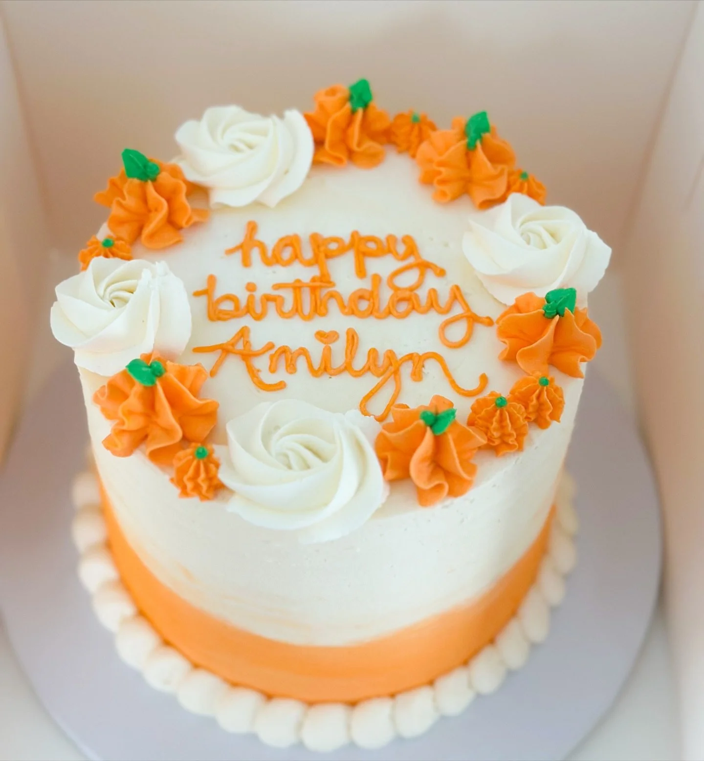 The sweetest fall birthday cake - perfectly paired with a dozen pumpkin patch cupcakes. 🧡✨

Chocolate Cake &bull; Chocolate Ganache Filling &bull; Vanilla Buttercream

#nashvillebakery #nashvillecakes #customcakes #buttercreamcake #fallbaking #pumpk