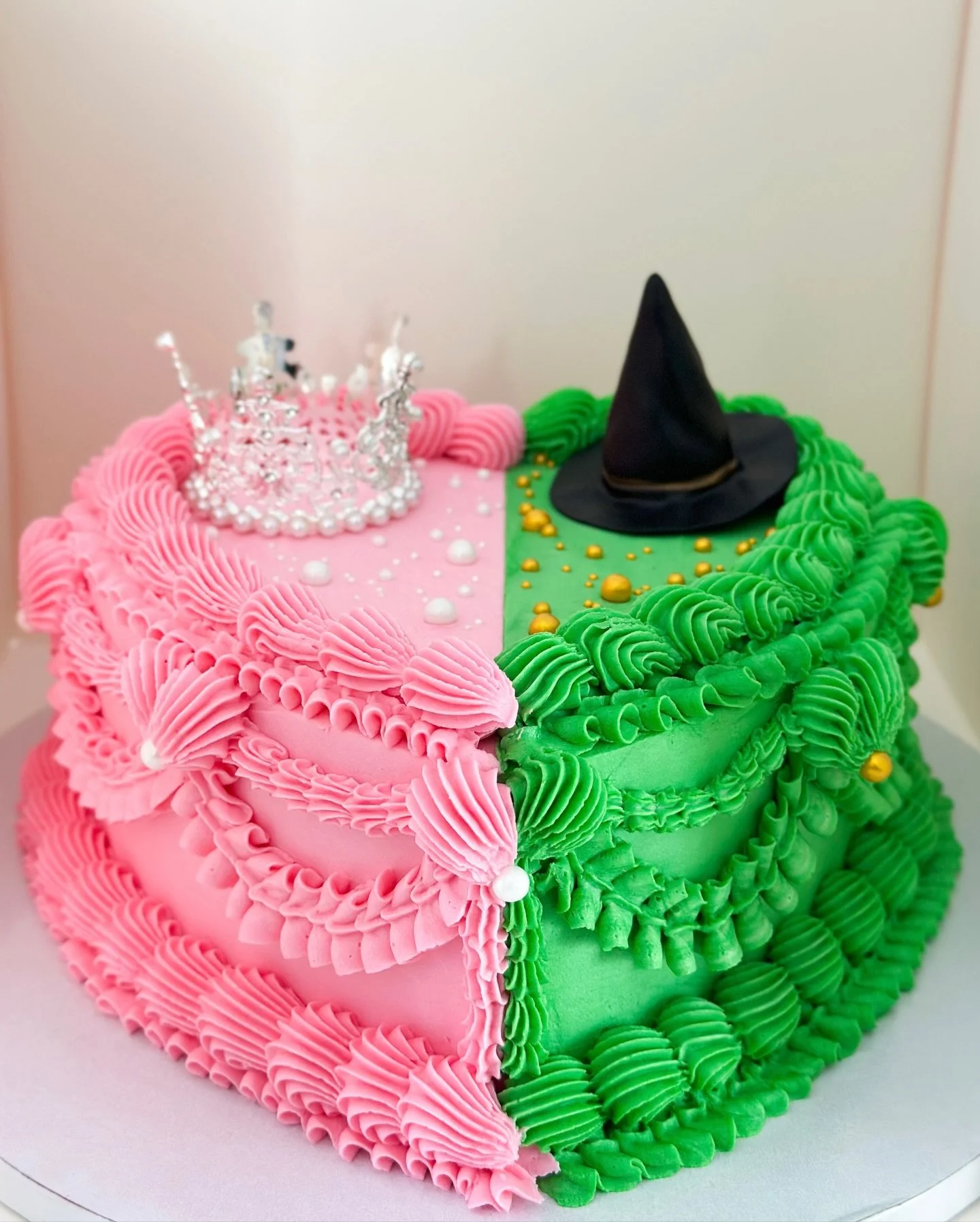 Tell me&hellip; Team Elphaba or Team Glinda?💗💚
I&rsquo;ve been a Wicked fan forever, so here&rsquo;s my sweet little tribute for opening weekend✨

#wicked #wickedforgood #pinkandgreen #aestheticcake #wickedcake #customcakes #nashvillebakery #nashvi