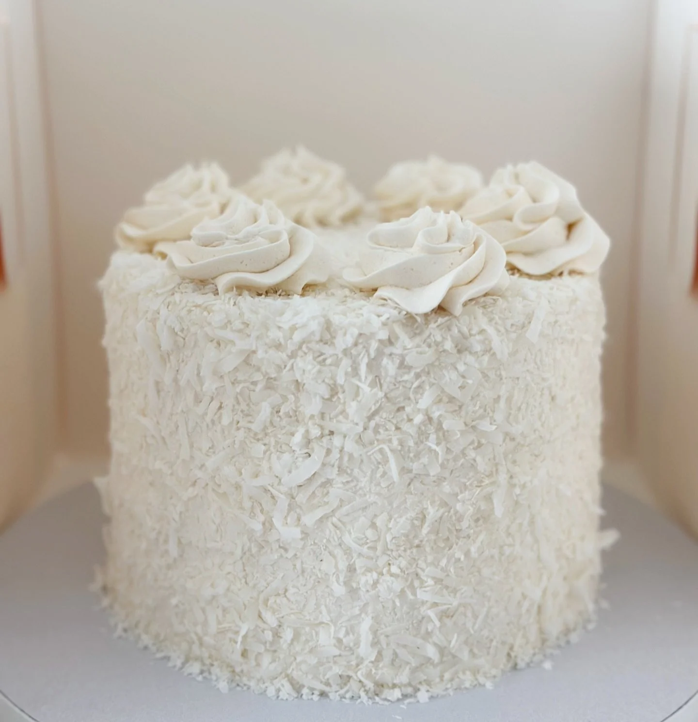 Sometimes you just can&rsquo;t beat a classic. 🤍🥥

Coconut Cake &bull; Coconut Buttercream &bull; Shredded Coconut

#customcakes #nashvillebakery #coconutcake #vegancakes #nashvillesmallbusiness