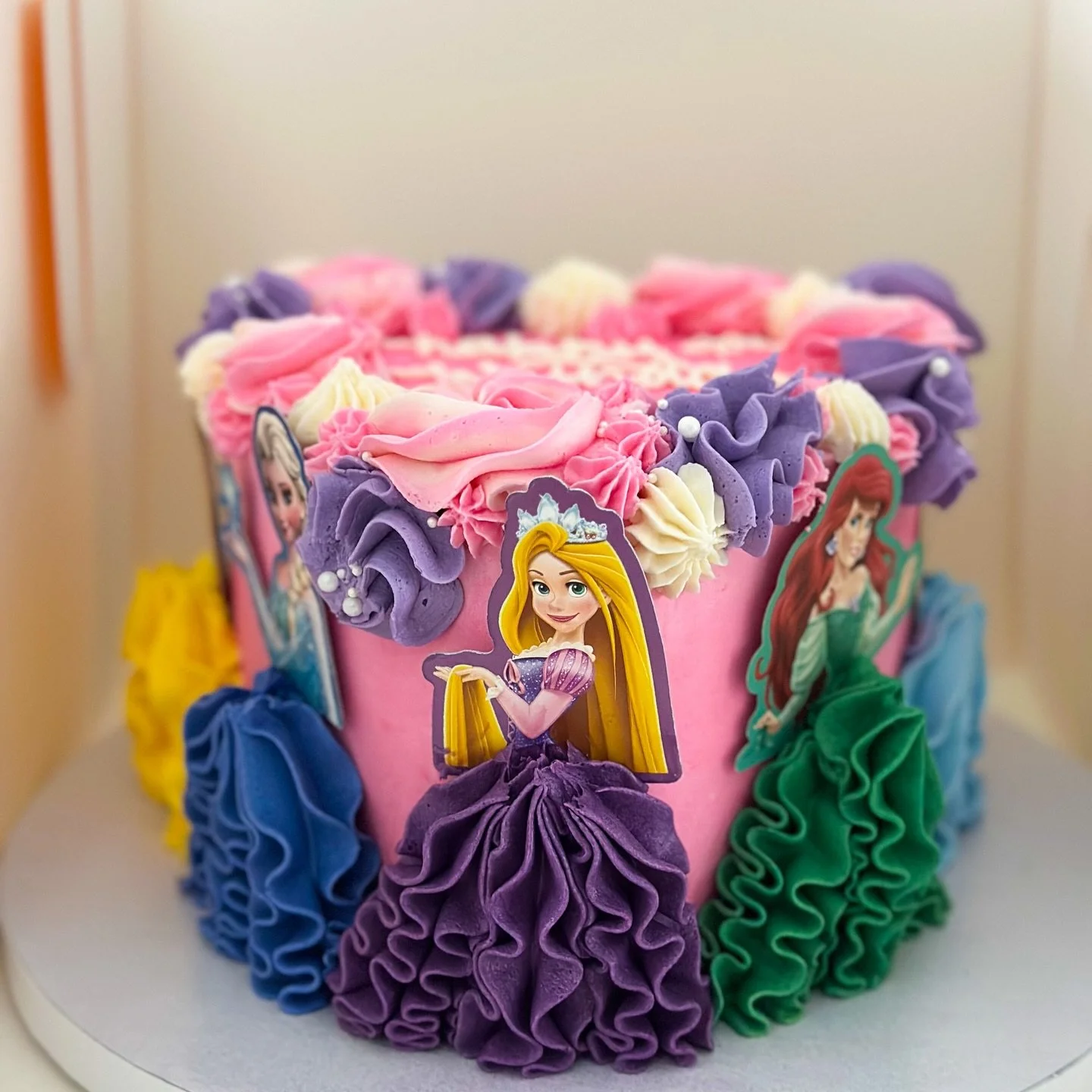 A little princess magic for the sweetest birthday👑🎀

#customcake #princessbirthdaycake #nashvillevegan #glutenfreecake #nashvillebakery