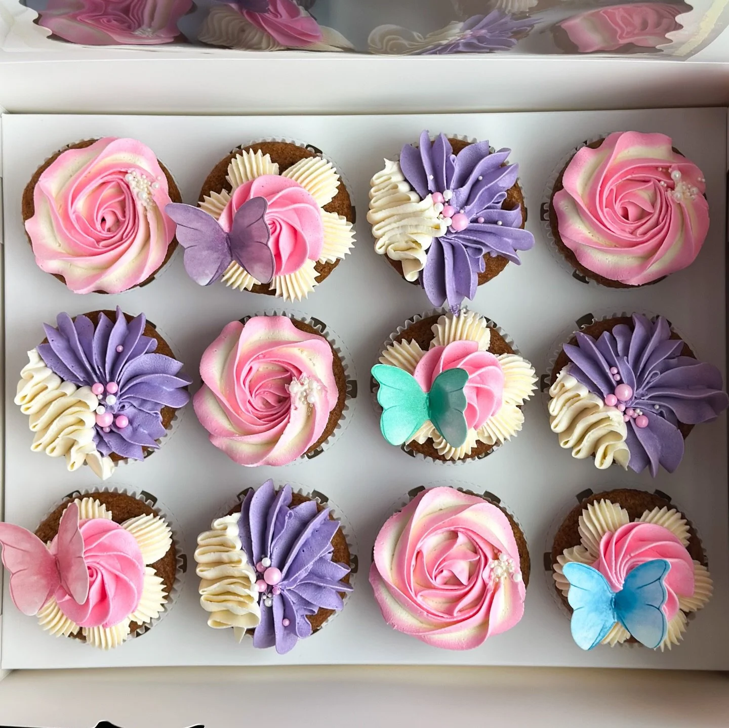 The sweetest little butterfly cupcakes🦋🩷😋

#customcupcakes #birthdaycupcakes #nashvillebakery #vegancupcakes #allergyfriendly