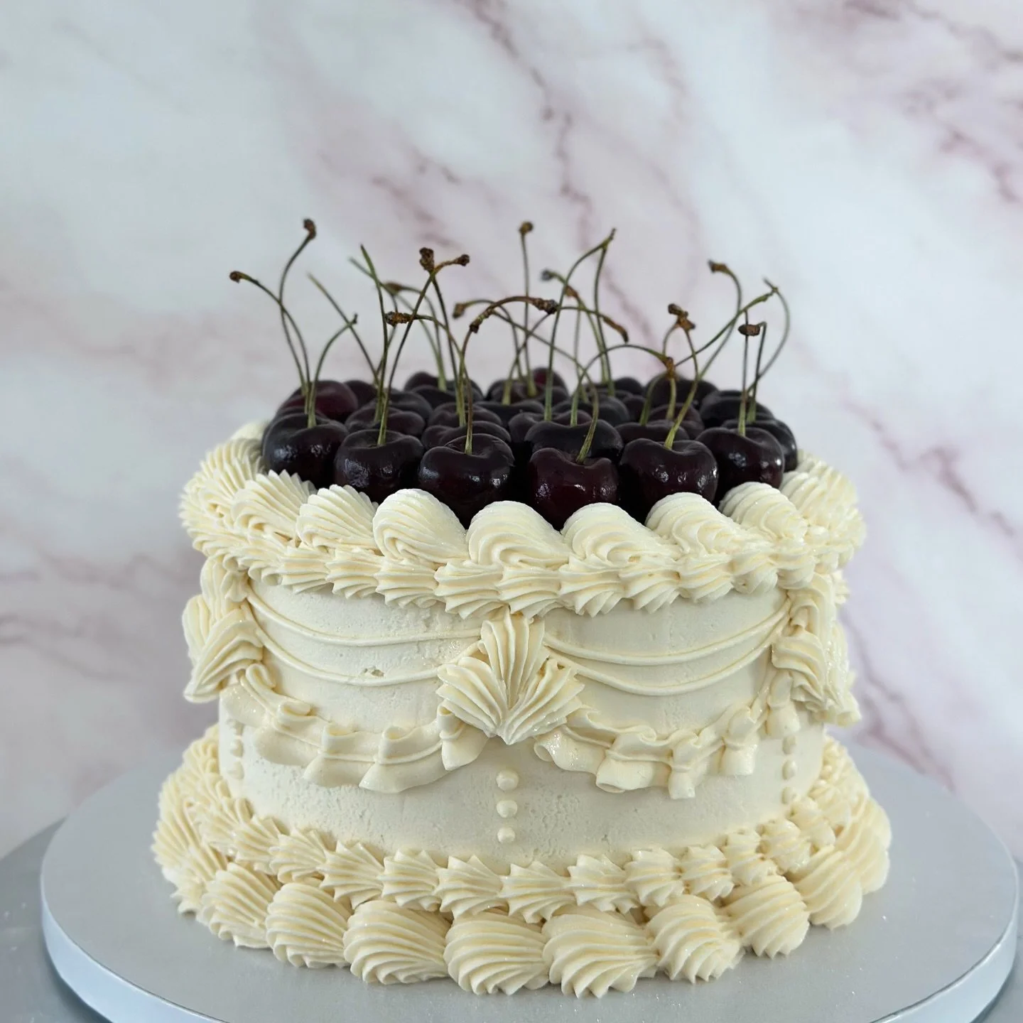 Fresh fruit wedding cakes are about to have a moment in 2026 🍒

A vintage cake topped with real cherries just feels so timeless. It&rsquo;s elegant, romantic, and honestly so stunning🤍

#weddingcakes #2026weddings #cuttingcake #vintagecake #nashvil