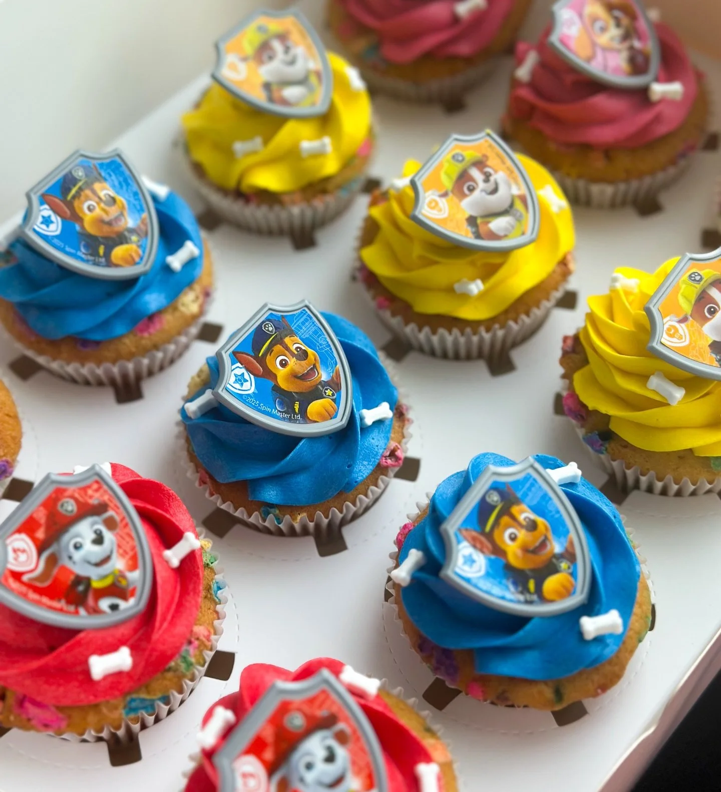 The sweetest Paw Patrol themed birthday cupcakes 🐾✨

The ring toppers are such a fun little surprise for the kids - dessert and a party favor in one.

Fully vegan (dairy-free and egg-free) and baked from scratch right here in Nashville. Cute, colorf