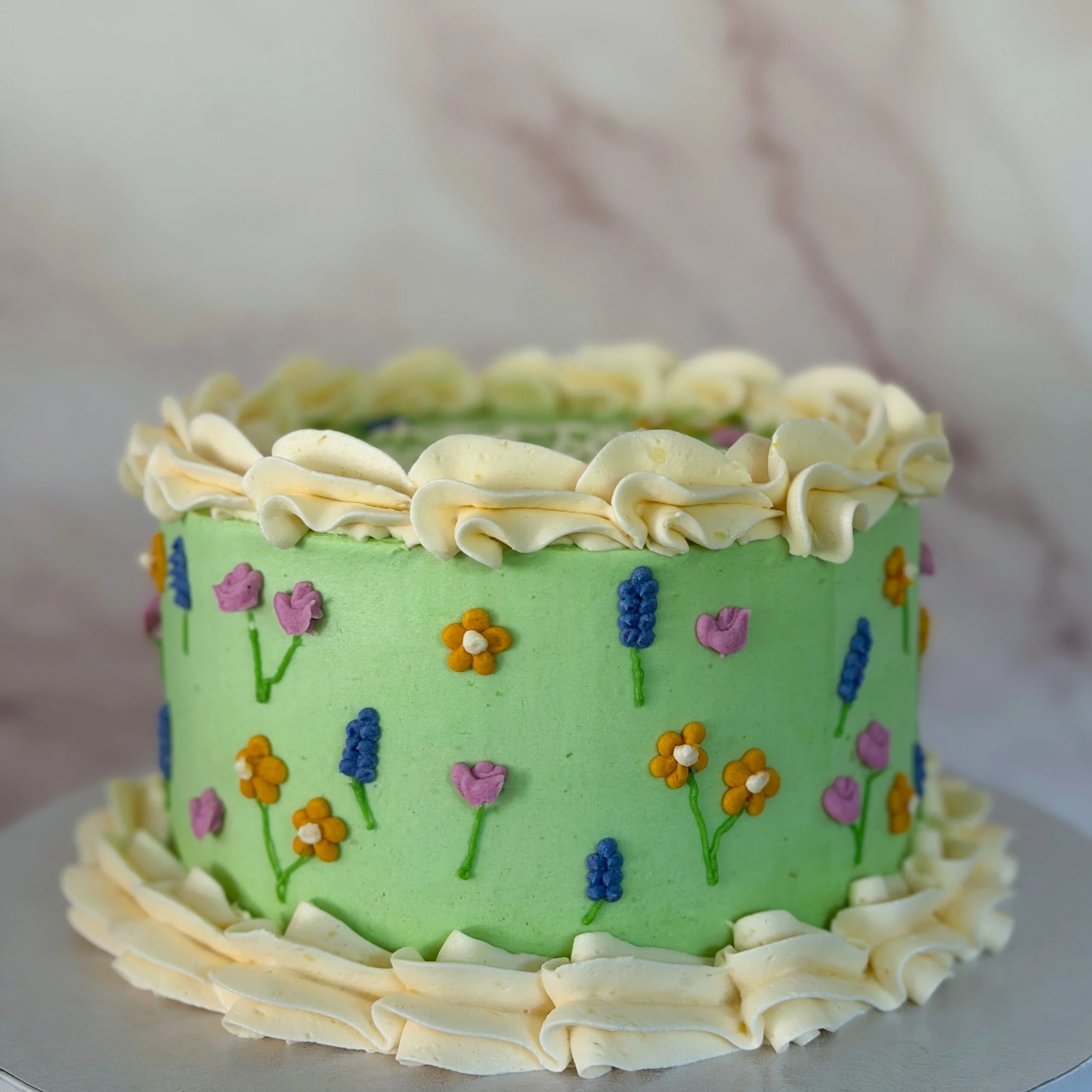 A tiny little meadow in cake form🥹🪻🌼

#floralcake #wildflowercake #customcakesnashville #veganbakery #gardencake