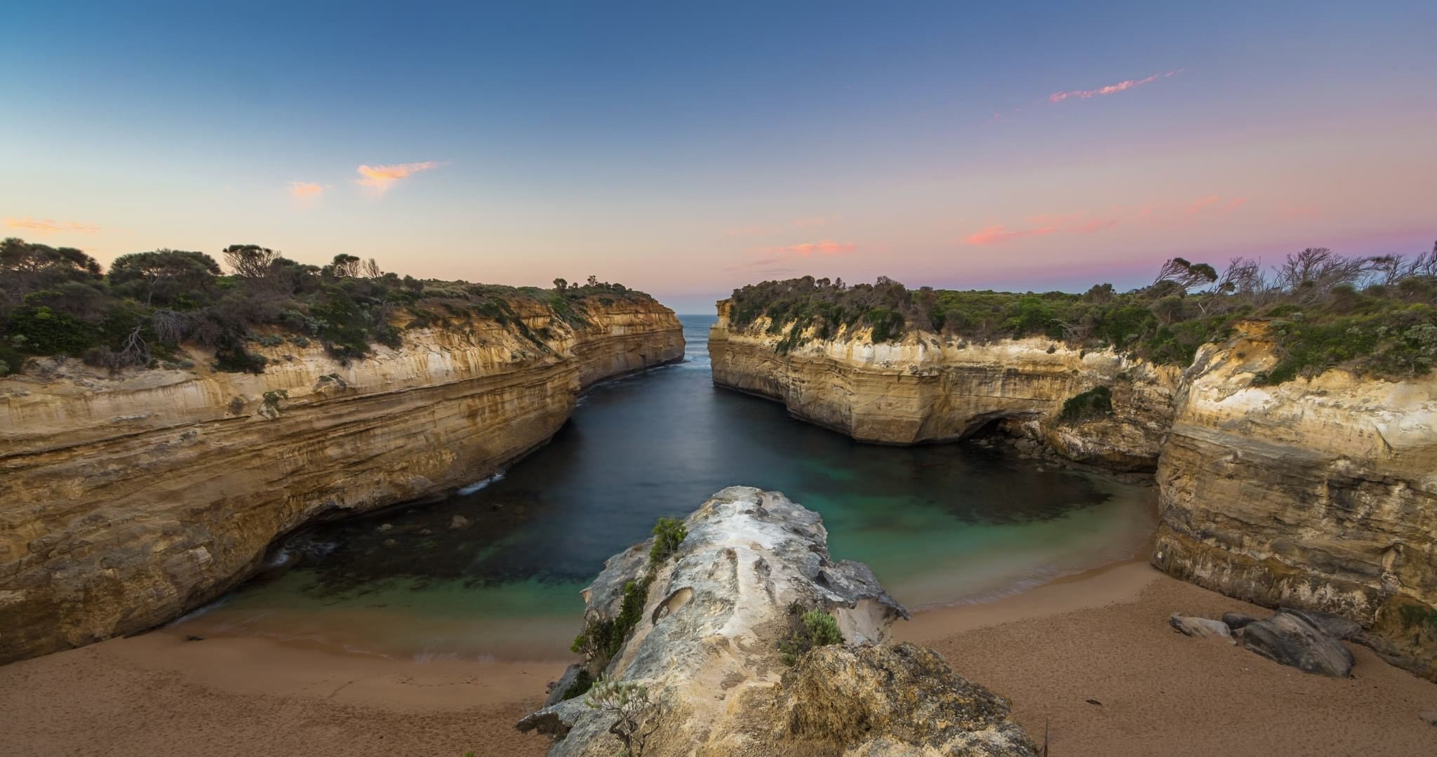 TOM AND EVA LOOKOUT - GREAT OCEAN ROAD