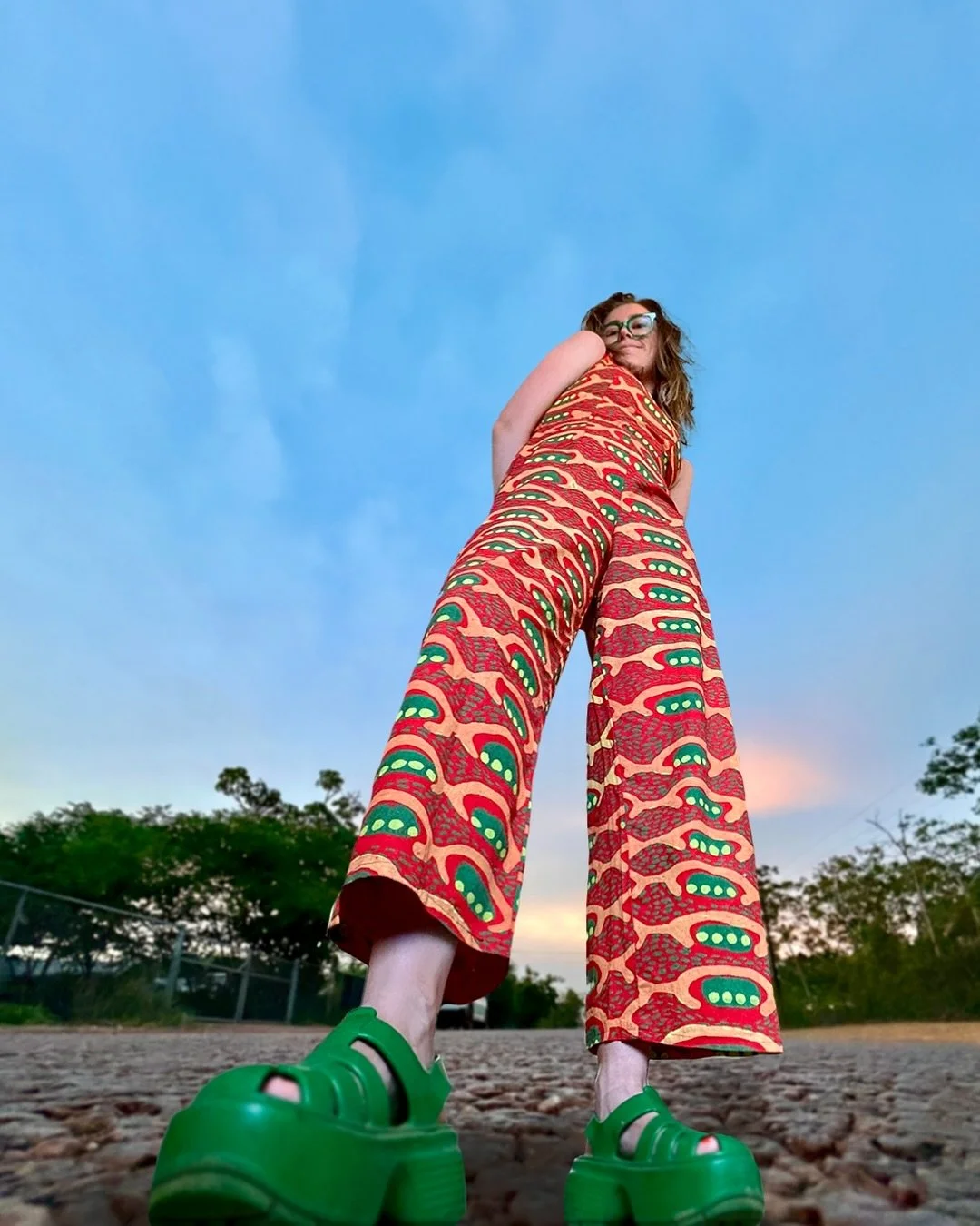 Christmas has come early in an epic jumpsuit I made from this show-stopping @merrepenarts fabric. The design is “Seed Pods” by Patricia McTaggart and it’s still one of my all time favourites 💃
I normally don’t go for the gre