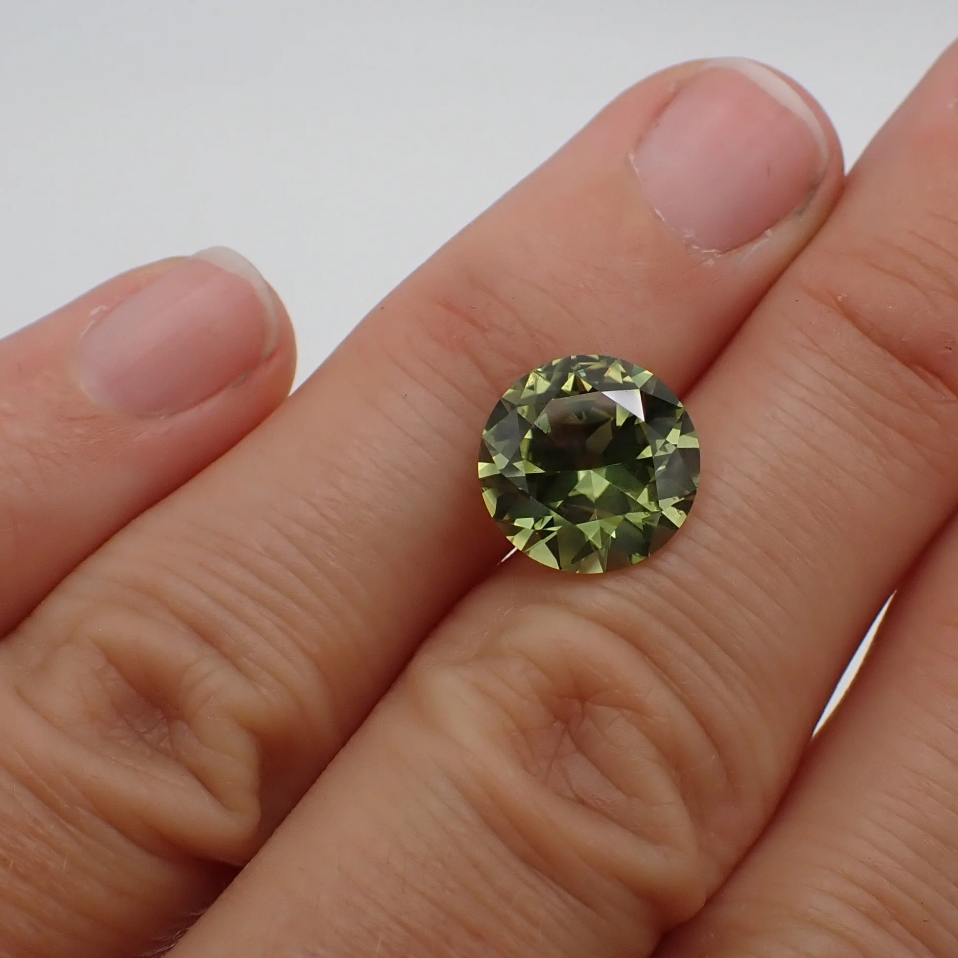 australian-green-yellow-sapphire-round-cut-5.63ct-scale.JPG