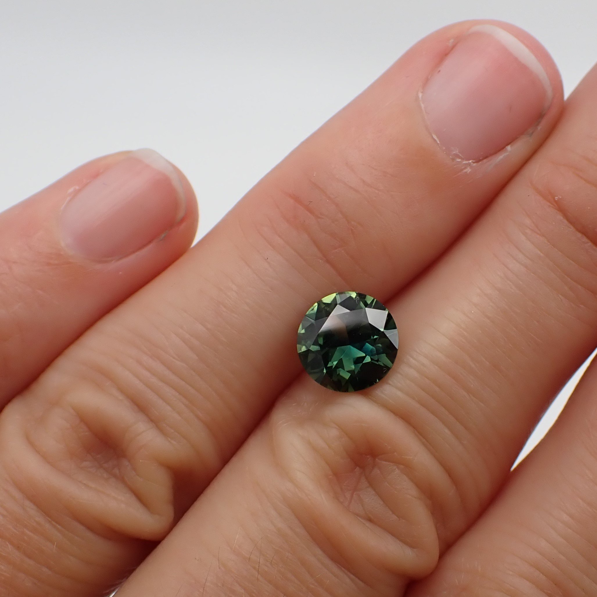 australian-green-parti-blue-mid-sapphire-round-cut-2.08ct-scale.JPG