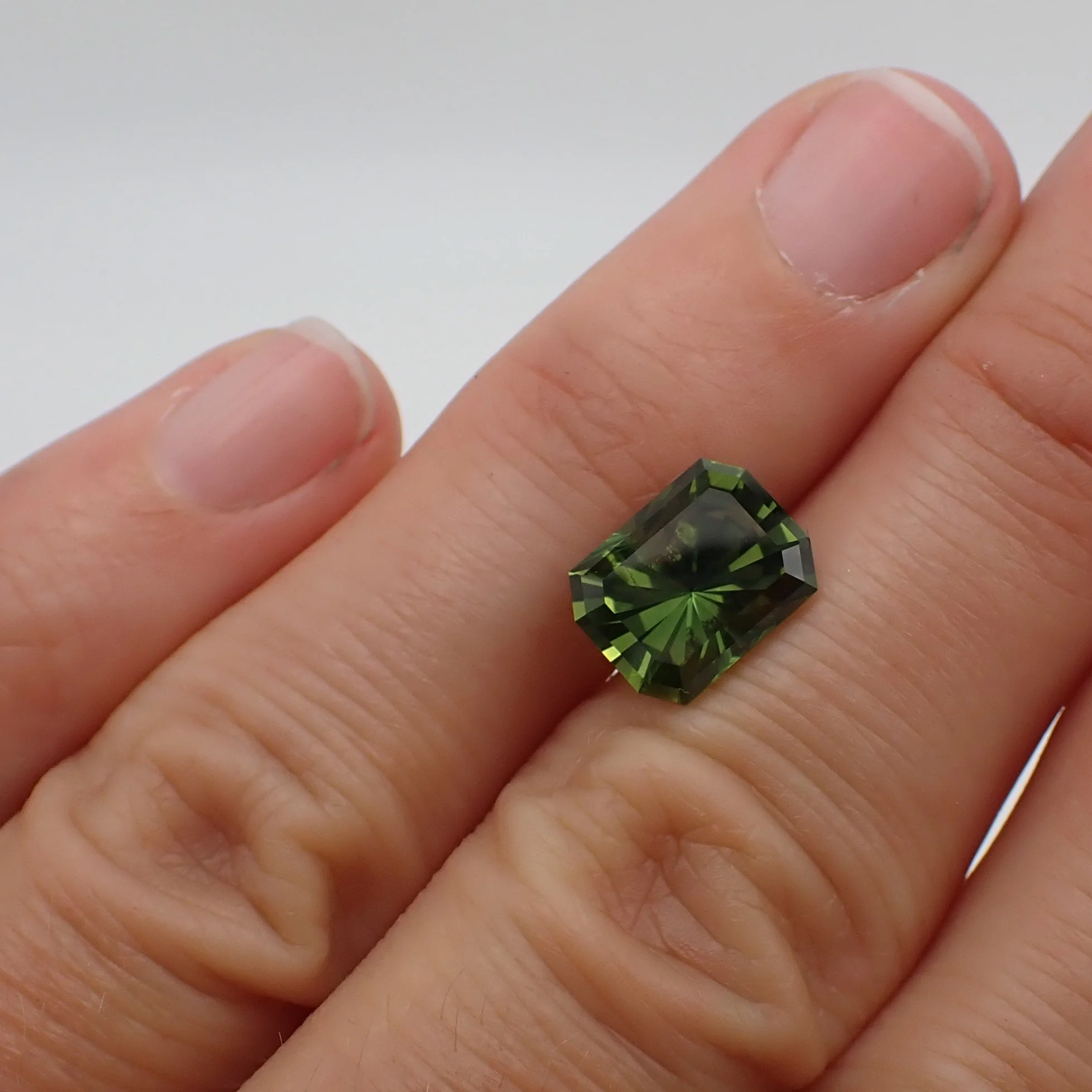 australian-green-sapphire-emerald-fancy-cut-4.135ct-scale.JPG