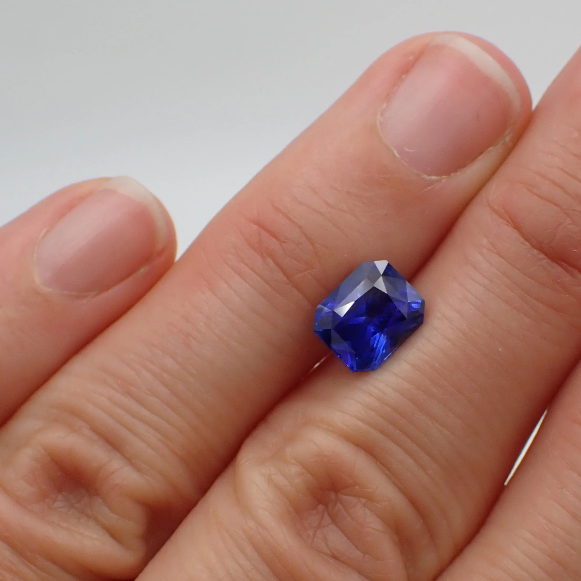 sri-lanka-blue-sapphire-radiant-cut-2.53ct-scale.JPG