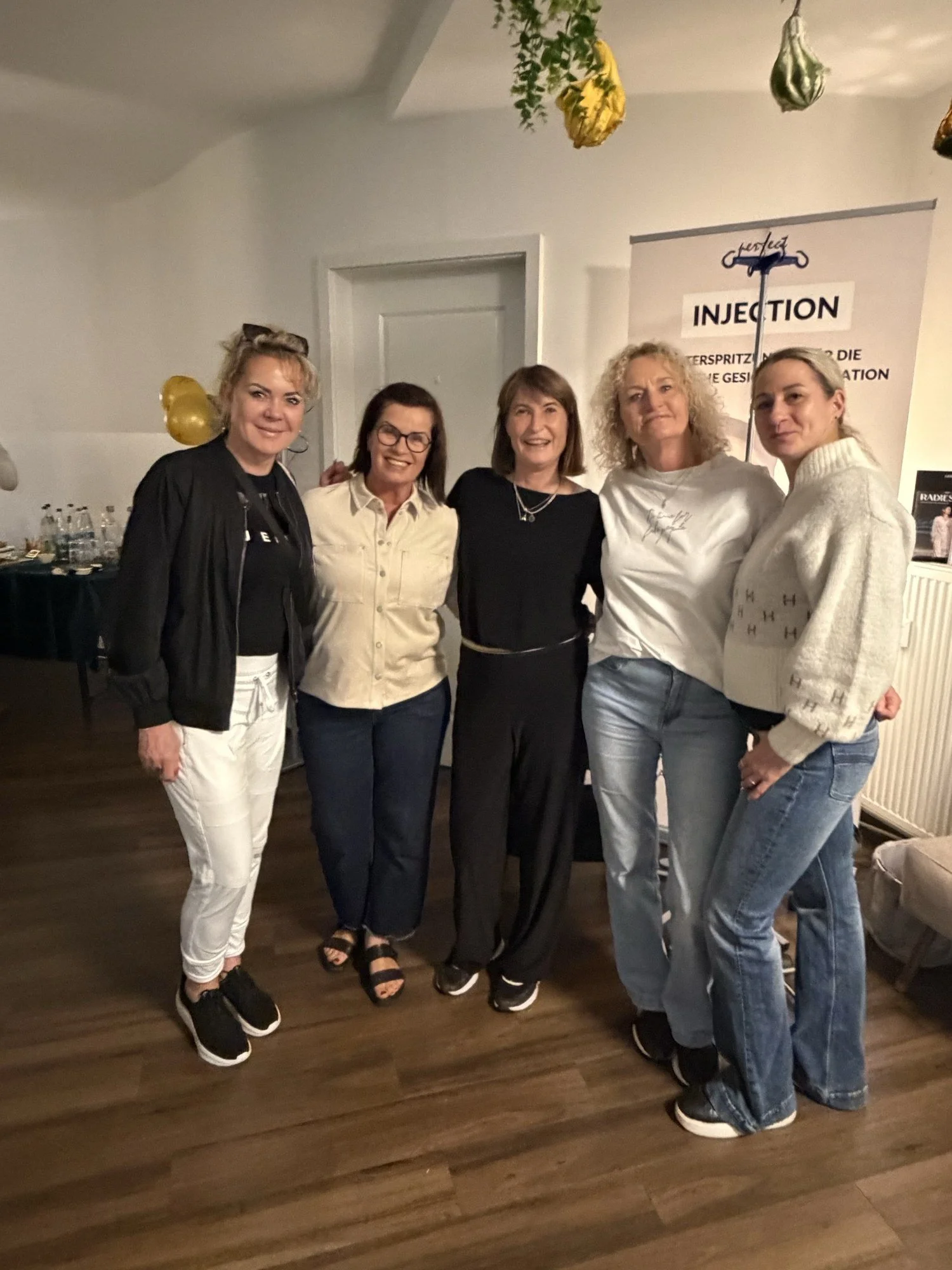 Das Team in Rostock nach dem Longevity-Nachmittag, fünf Frauen stehen Arm in Arm im Studio