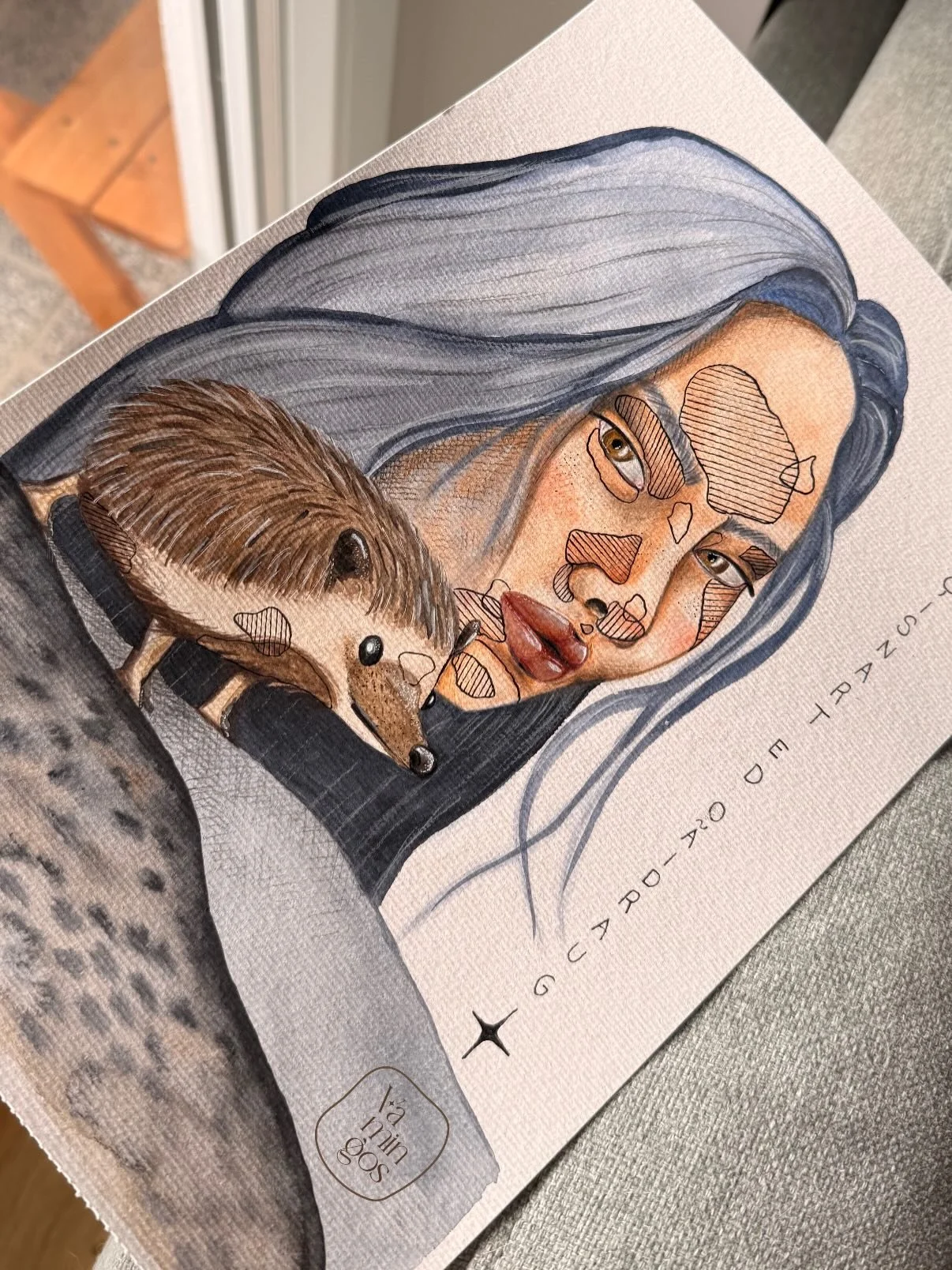 Guardi&atilde;o de Transi&ccedil;&otilde;es 🦔✨

Esta ilustra&ccedil;&atilde;o nasceu de um encontro inesperado no meu jardim. Um pequeno ouri&ccedil;o ferido que me tocou profundamente e que me fez refletir sobre o seu significado espiritual.

H&aac