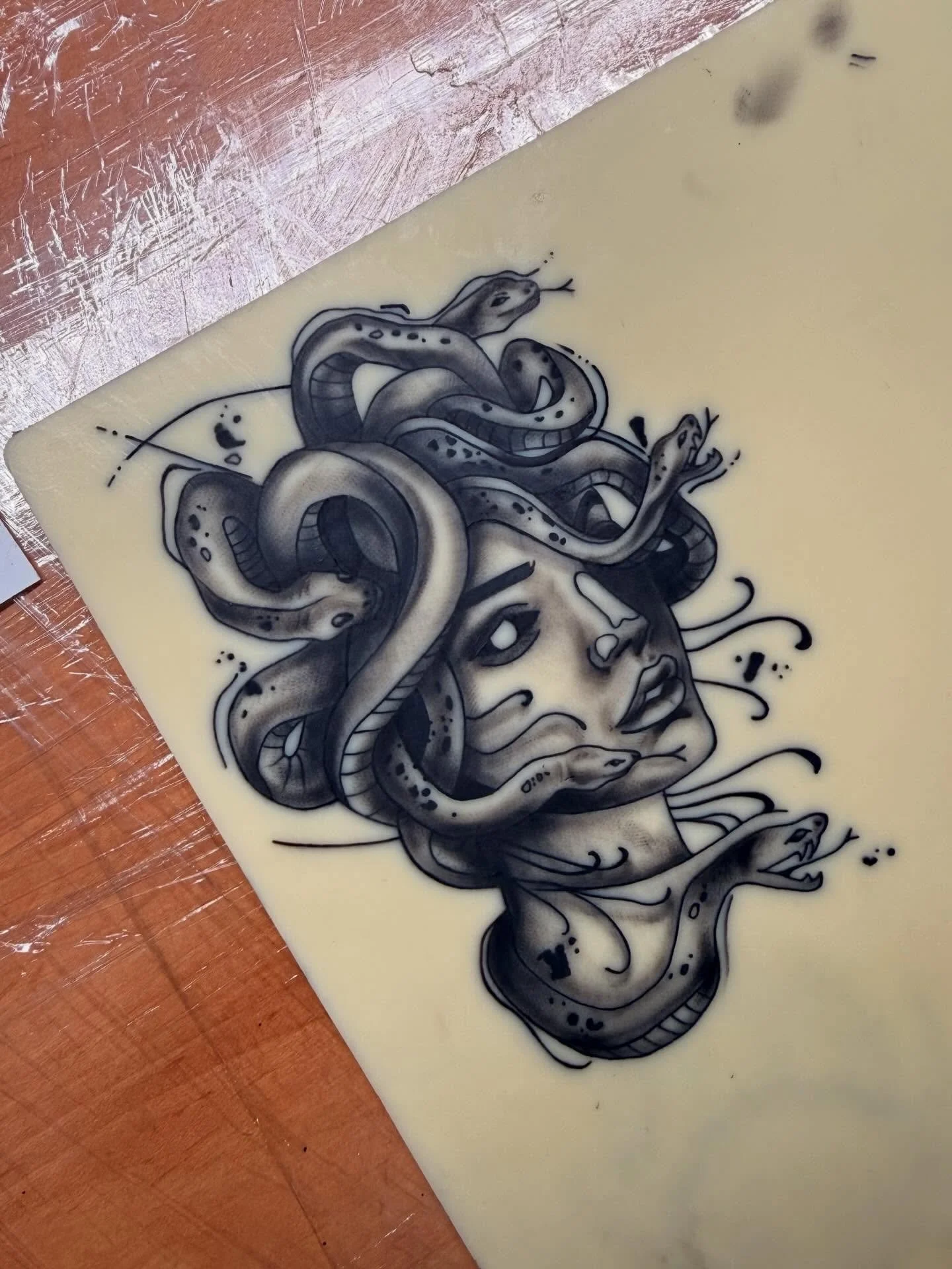 Mais um treino em pele sint&eacute;tica, desta vez focada nas sombras ✨🖤 

Obrigada ao meu mentor @mauro_guerreiro pelas dicas valiosas e por me desafiar a ir sempre um pouco mais al&eacute;m do desenho original. 🙏🔥 

Confesso&hellip; deu-me muito