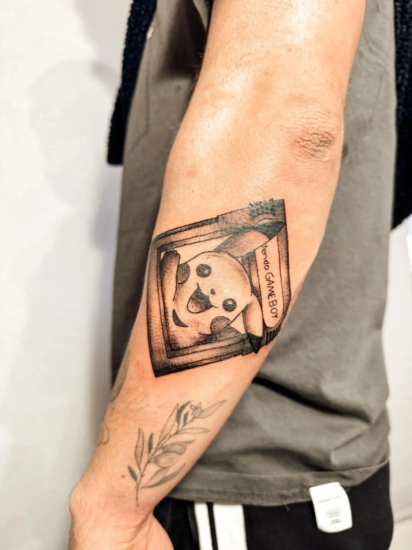 No s&aacute;bado foi dia de riscar o marido no exame final do curso com este pikachu ⚡️

Foi um trabalho desafiante, principalmente por causa do stencil, que ficou muito carregado e agarrado &agrave; pele e quando eu precisei que sa&iacute;sse estava