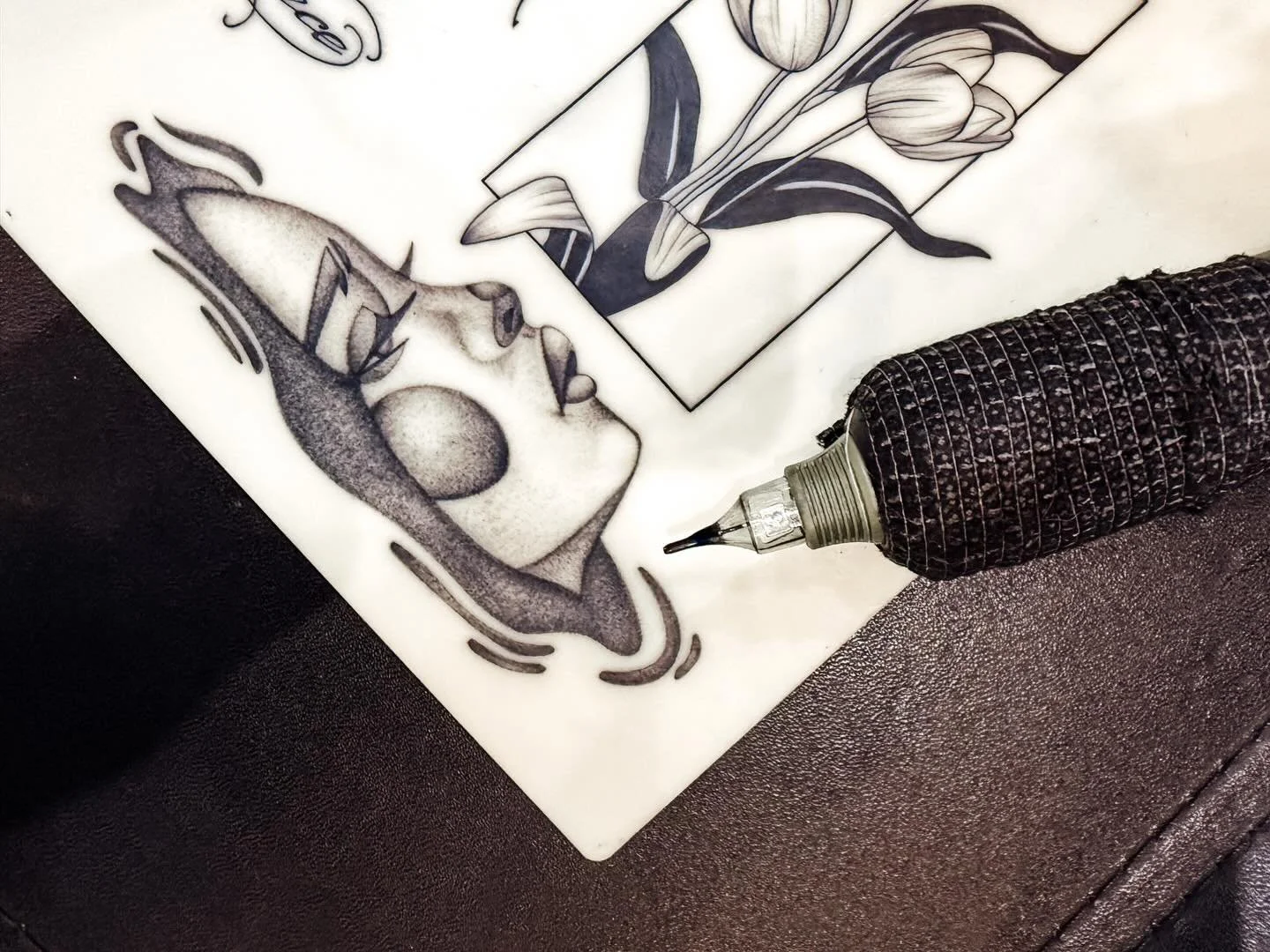 Entre sombras e transi&ccedil;&otilde;es&hellip; &eacute; aqui que me encontro. ✨

O whip shading tem sido, sem d&uacute;vida, a minha t&eacute;cnica preferida&hellip; pela suavidade, pelo controlo e pela forma como permite criar profundidade de form