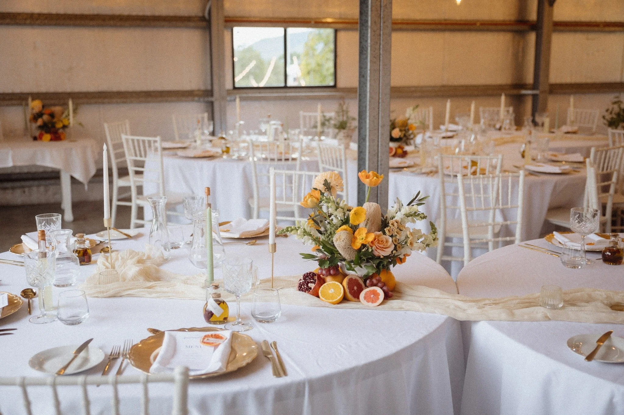A burst of vibrant joy for Amy Jo &amp; Tom! 🍊🌿

We absolutely loved bringing this warm, earthy, and tropical-inspired palette to life. Incorporating fresh citrus fruits alongside native banksias and bright blooms created such a unique and inviting