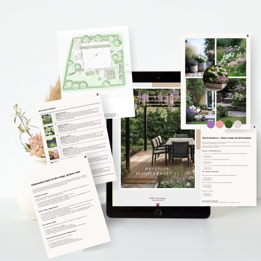 Plan for en haveanlæg med grønne arealer, blomsterbede, en terrasse med udendørsbord og stole, og forskellige billeder af planter og blomster. En skitse af haveplanen, information om plantevalg og havevejledning er også synlig.