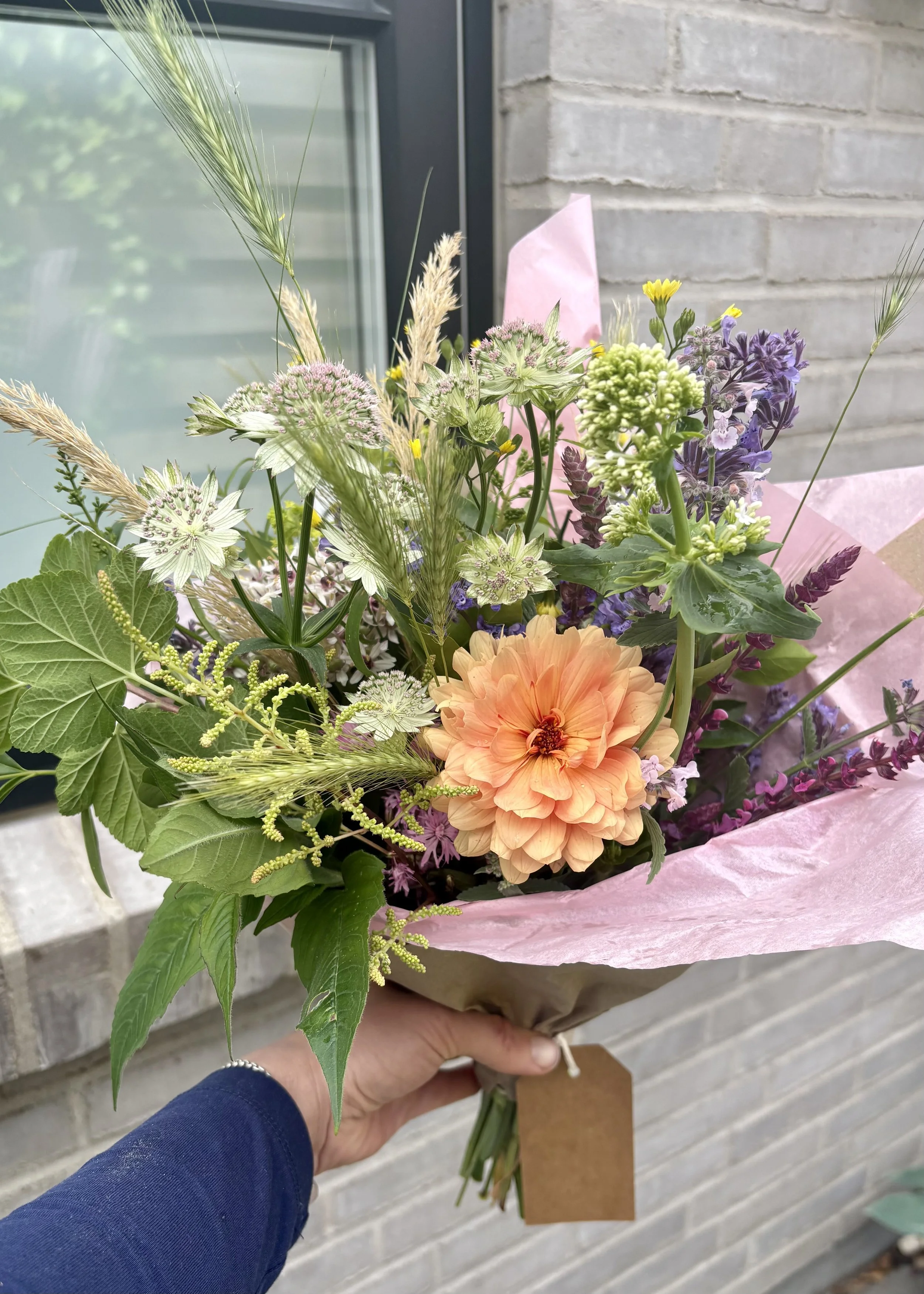 Håndbundne buketter fra BERRYs blomsterbod i Helsingør