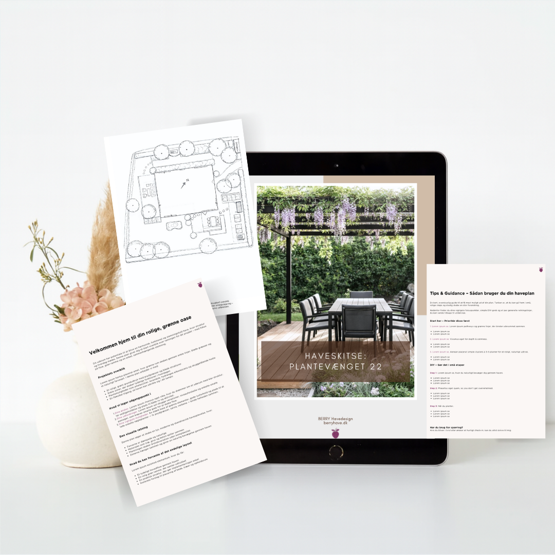 En tablet med haveplan og instruktionspapirer placeret på en hvid overflade. Der er også en vase med blomster ved siden af.