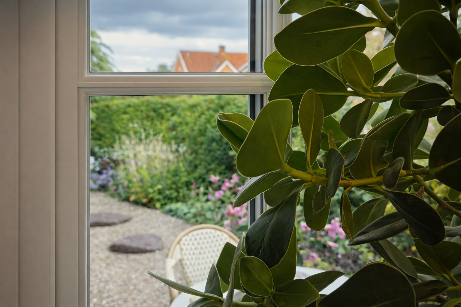 En staudebed i skandinavisk stil. Enkle og nemme planter som lavendel, storkenæb og prydgræsser. Blødt sommerlys og afslappet, indbydende stemning.