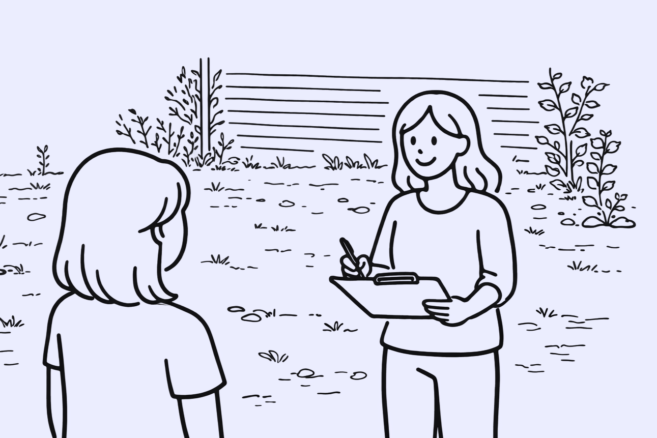 Havekonsultation i haven, hvor havedesigner taler med kunde og noterer idéer i en notesblok foran en enkel før-have.