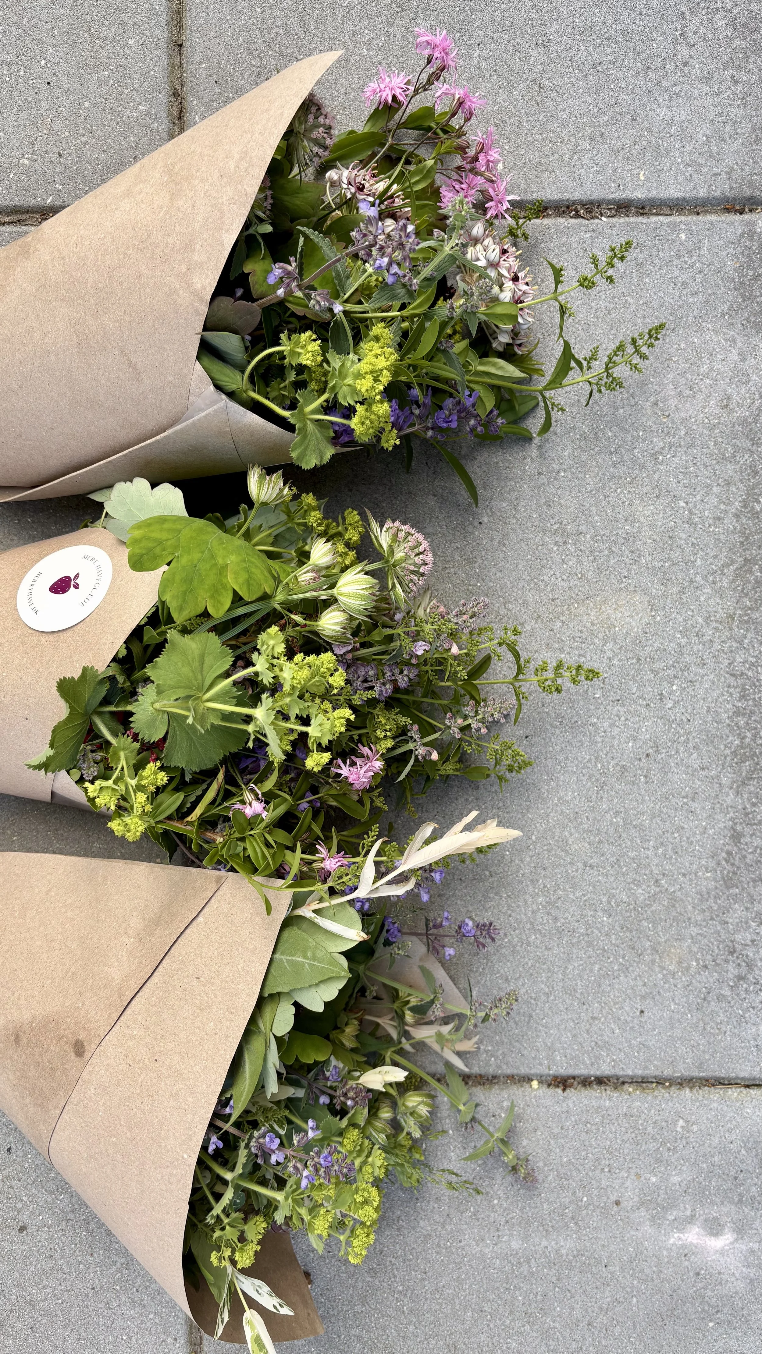 Håndbundne buketter fra BERRYs blomsterbod i Helsingør