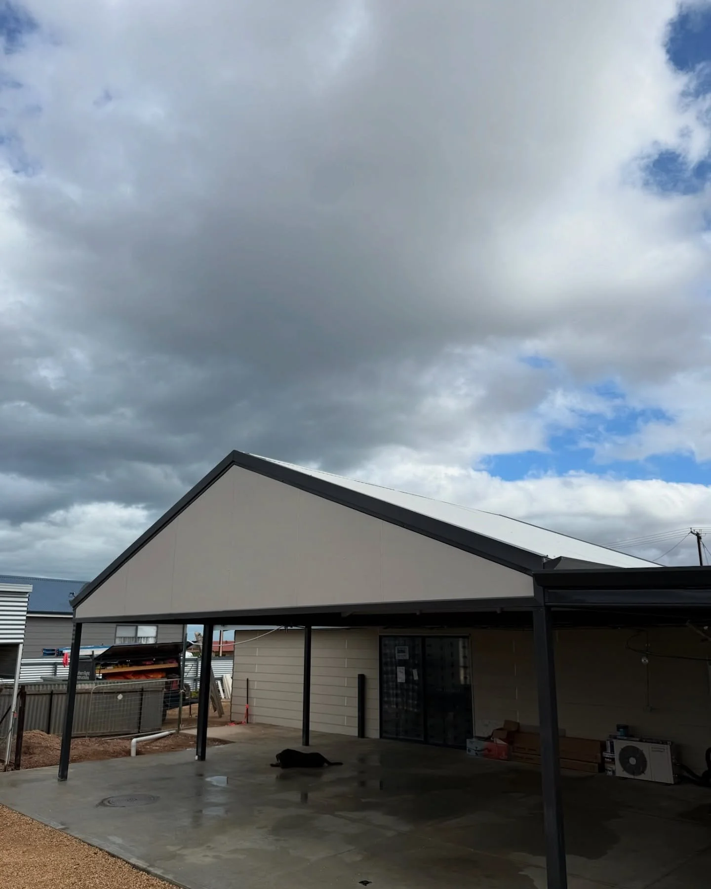 Evenings just got better at Tiddy Widdy Beach. After concreting, we installed this sleek @stratcoaustralia Cooldeck Outback verandah with integrated lighting. Perfect for all-weather entertaining and keeping things comfortable year-round. Built for c