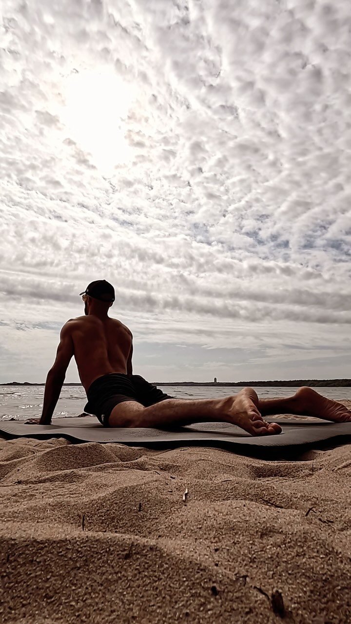 Stretching is one of the best things I discovered in my life so far. It is a great way to free up my muscles and joints from the workouts I do. The Nordic coast seems to be the perfect place to stretch and clear my mind.