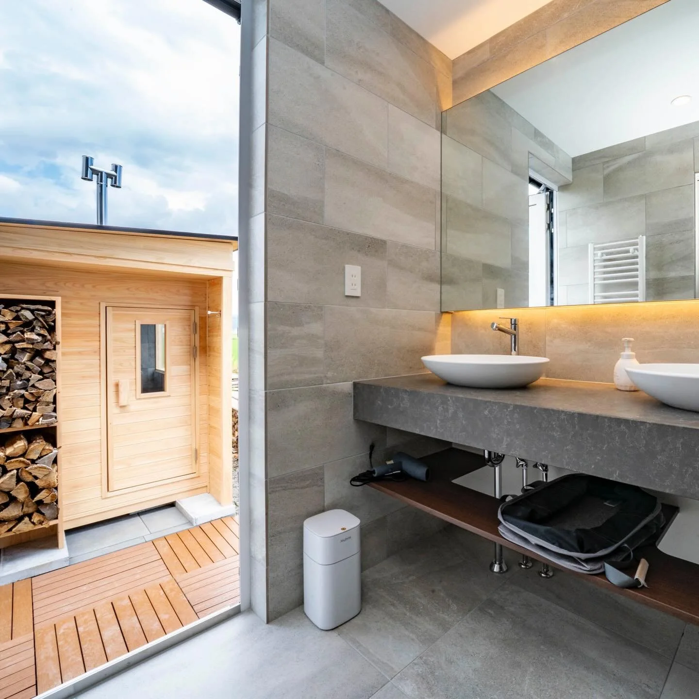 Your boutique getaway in Furano &mdash; floor heating, private sauna, beautiful views, and a ski boot dryer. All the luxury amenities you want for the perfect ski vacation.

あなたの富良野でのブティック滞在先。床暖房、プライベートサウナ、美しい景色、そしてスキーブーツ乾燥機まで、理想のスキー休暇に必要なラグジュアリーな設備を
