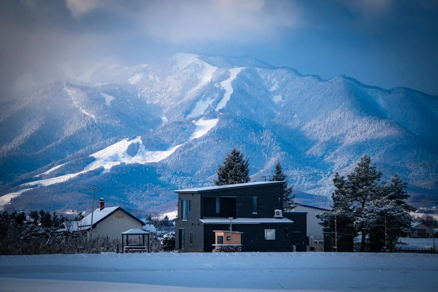 Booked your winter vacation in Furano yet?
富良野での冬休み、もう予約しましたか？

#furano #wintervacation #hokkaido #yugenretreats #skiinjapan
#富良野 #冬休み #北海道旅行 #ユウゲンリトリーツ #スキー旅行