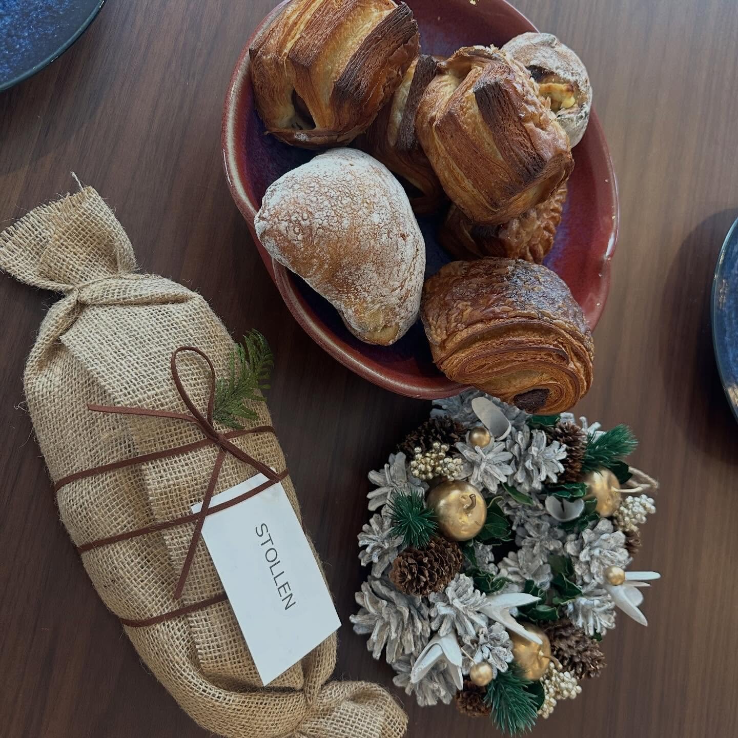 Yamanaka Bakery @panya_yamanaka is our favorite spot in the area to grab fresh bread and pastries.
Our go-to picks are the apple danish and the fig and cream cheese bread.
The stollen was also excellent.
Be sure to check their online listing for open