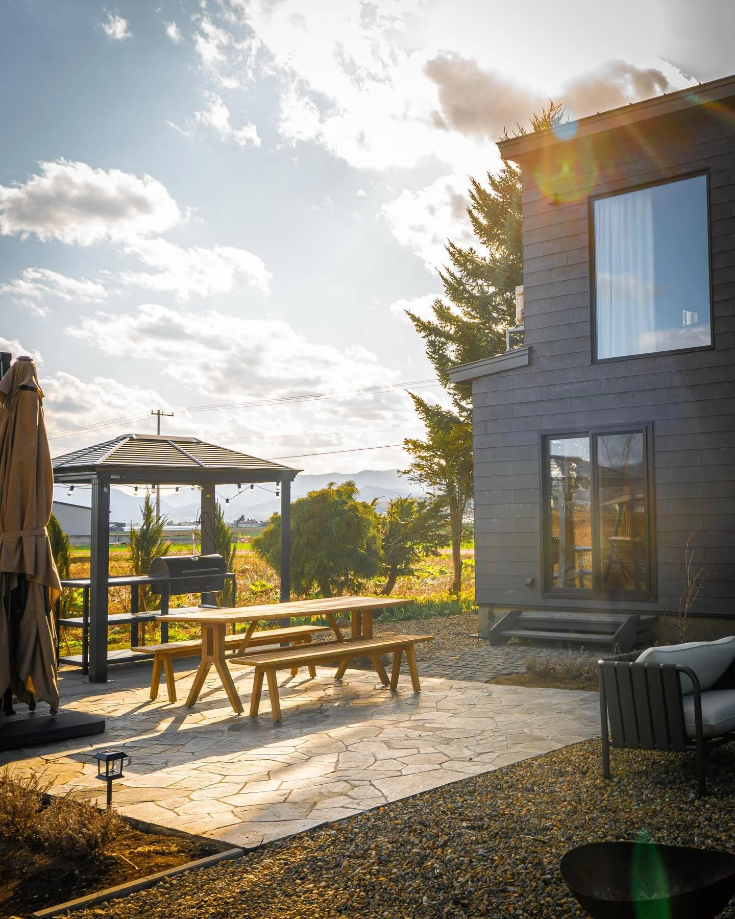 With our new terrace additions&mdash;a cozy couch, a romantic swing, and a wildflower field on the way&mdash;we are well and truly ready for summer.
新しいテラスに心地よいソファとロマンチックなブランコが加わりました。数ヶ月後には一面に広がる野草の花畑も楽しみです。最高の夏を迎える準備はバッチリです。
#JapanLiving #HokkaidoSu