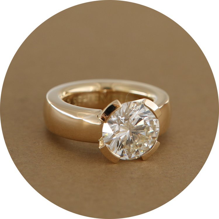 Ring in Gelbgold mit 1 Brillant