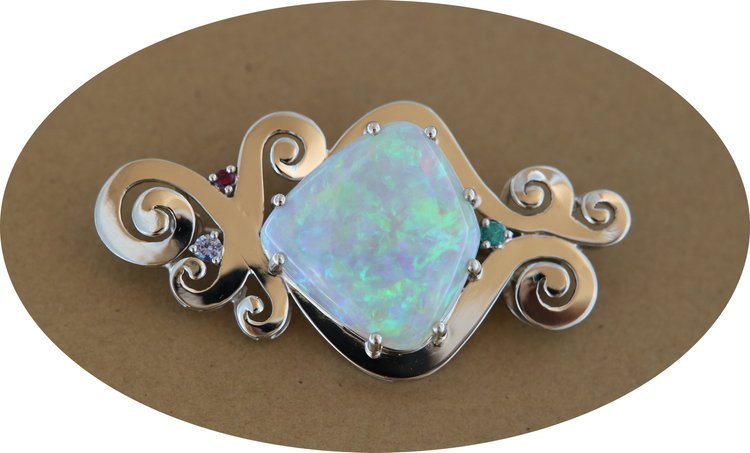 Brosche in Weissgold mit Opal