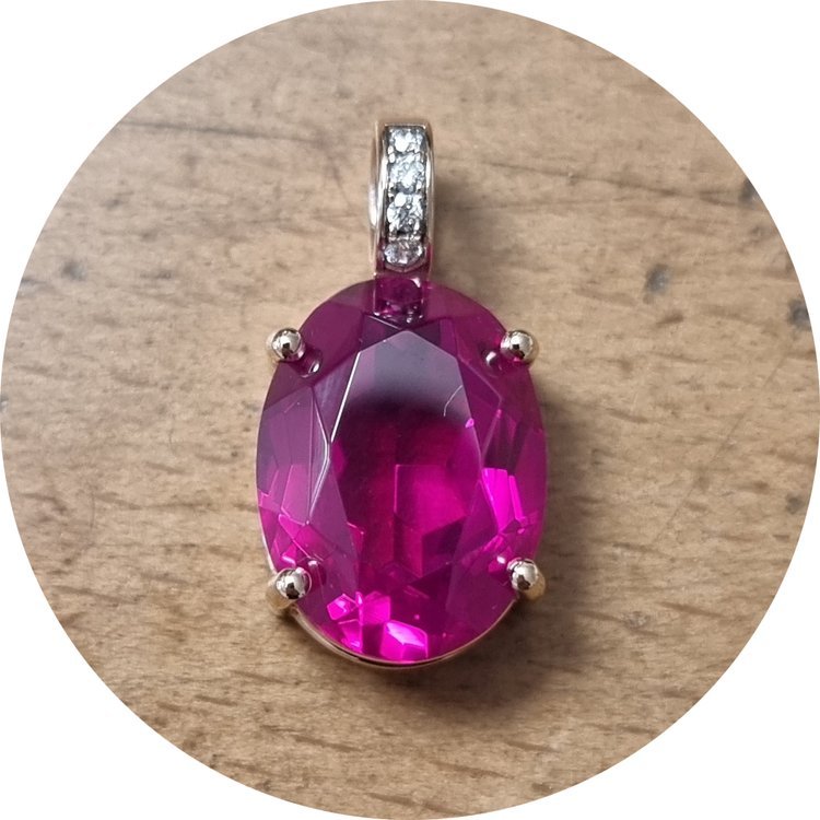 Anhänger in Rotgold mit Kundenstein und Brillanten