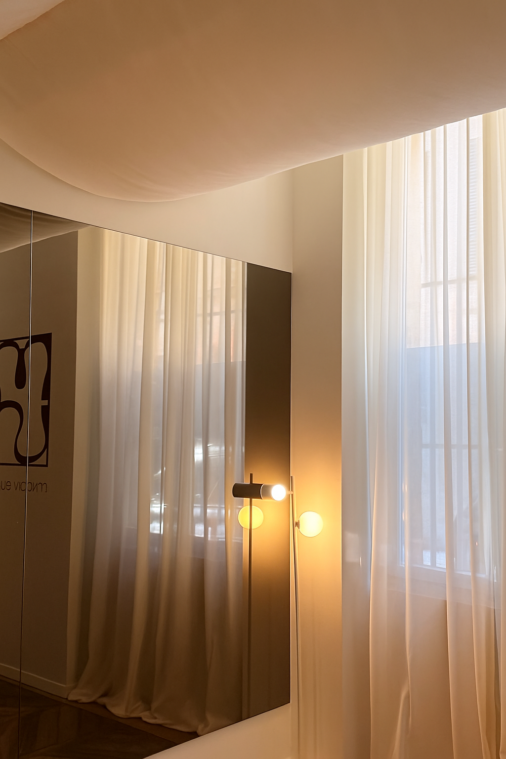 Coin intérieur élégant avec miroir et lampe.png